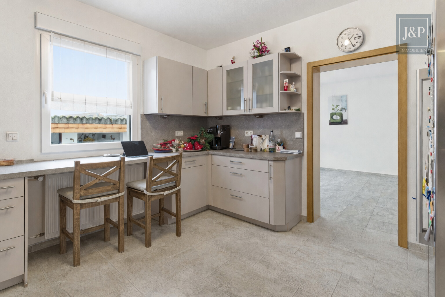 Konstant modernisiertes Zweifamilienhaus mit schönem Grundstück inkl. Nebengebäuden - Küche EG