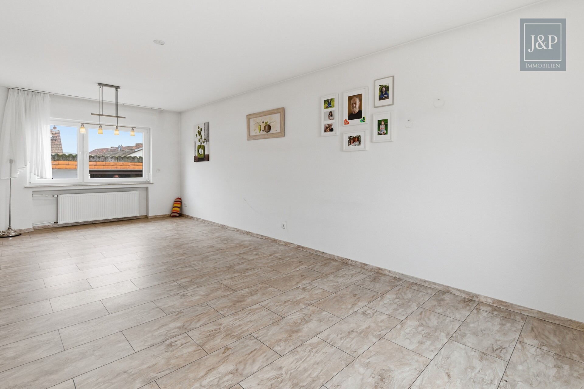 Konstant modernisiertes Zweifamilienhaus mit schönem Grundstück inkl. Nebengebäuden - Wohnzimmer EG