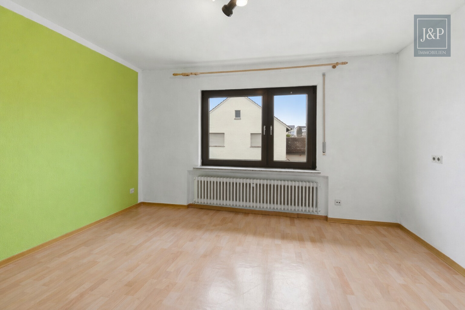 Konstant modernisiertes Zweifamilienhaus mit schönem Grundstück inkl. Nebengebäuden - Kinderzimmer OG