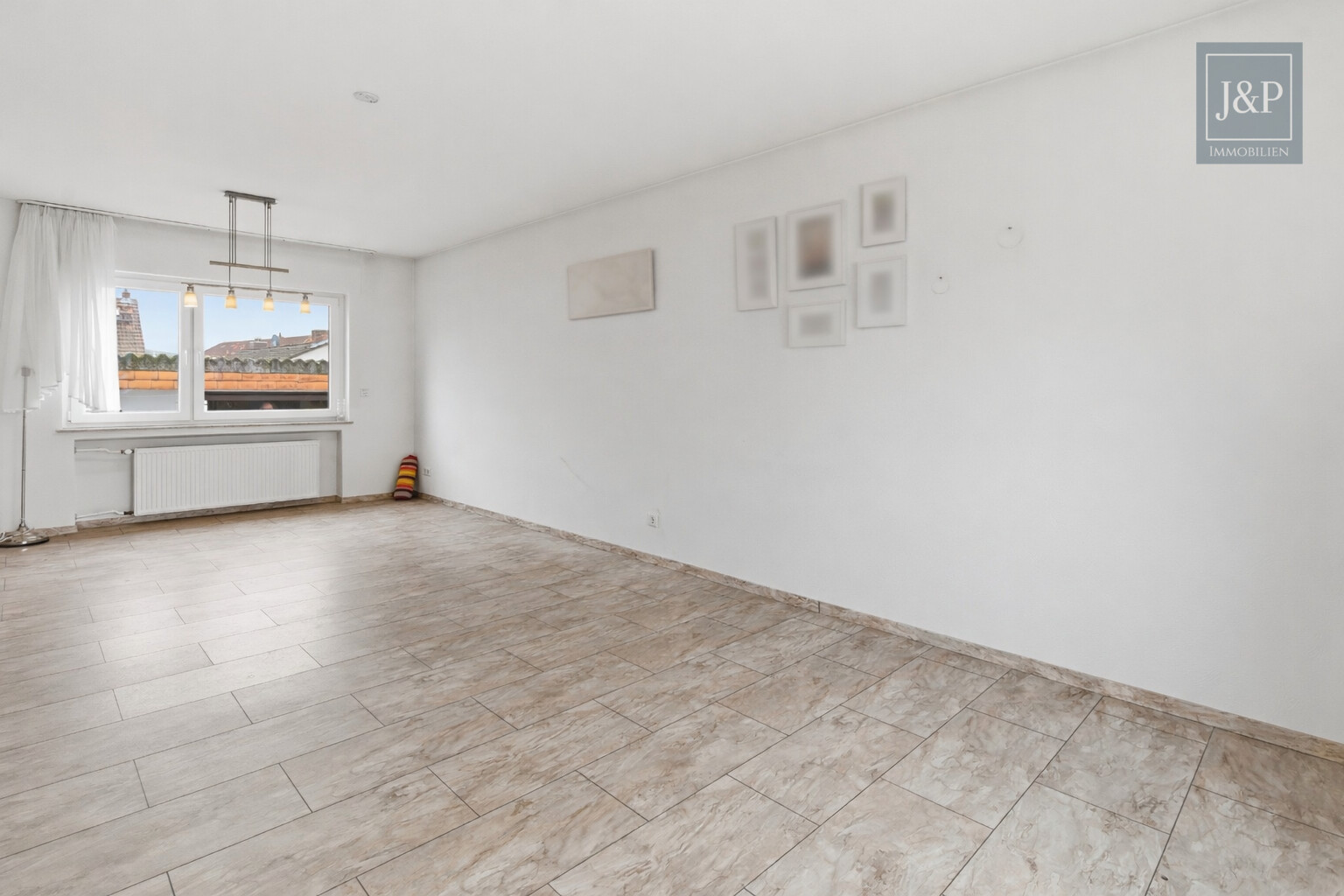 Konstant modernisiertes Zweifamilienhaus mit schönem Grundstück inkl. Nebengebäuden - Wohnzimmer EG