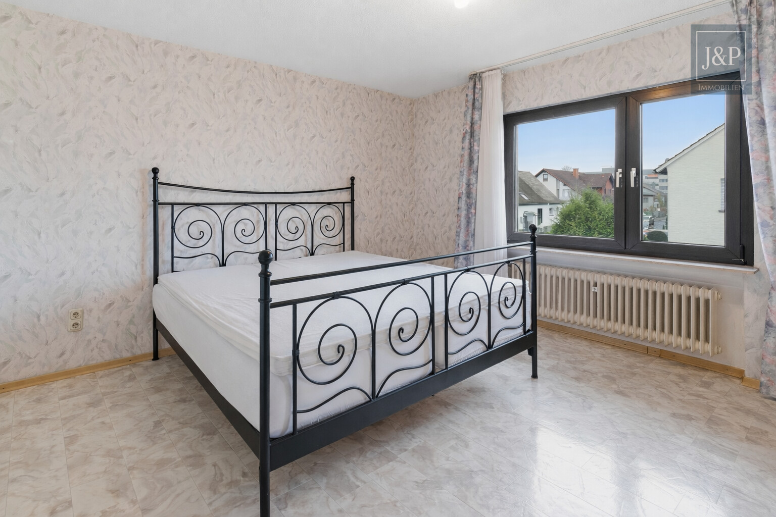 Konstant modernisiertes Zweifamilienhaus mit schönem Grundstück inkl. Nebengebäuden - Schlafzimmer OG