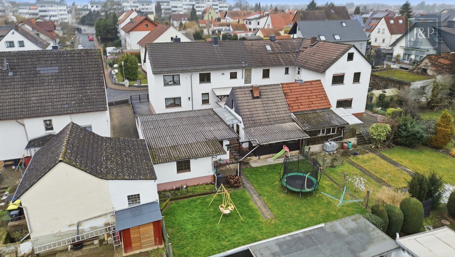 Konstant modernisiertes Zweifamilienhaus mit schönem Grundstück inkl. Nebengebäuden - Aussenansicht