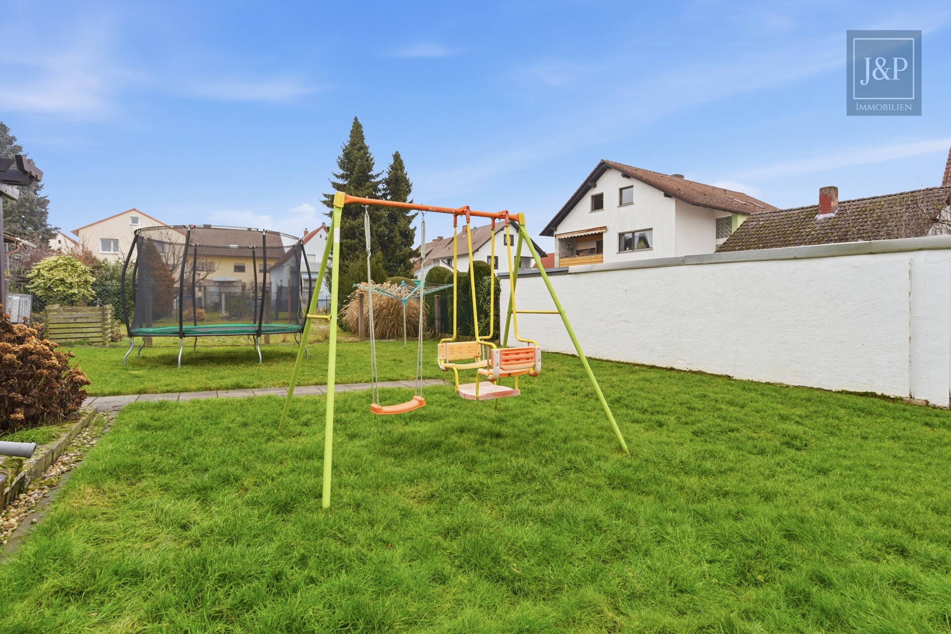 Konstant modernisiertes Zweifamilienhaus mit schönem Grundstück inkl. Nebengebäuden - Garten
