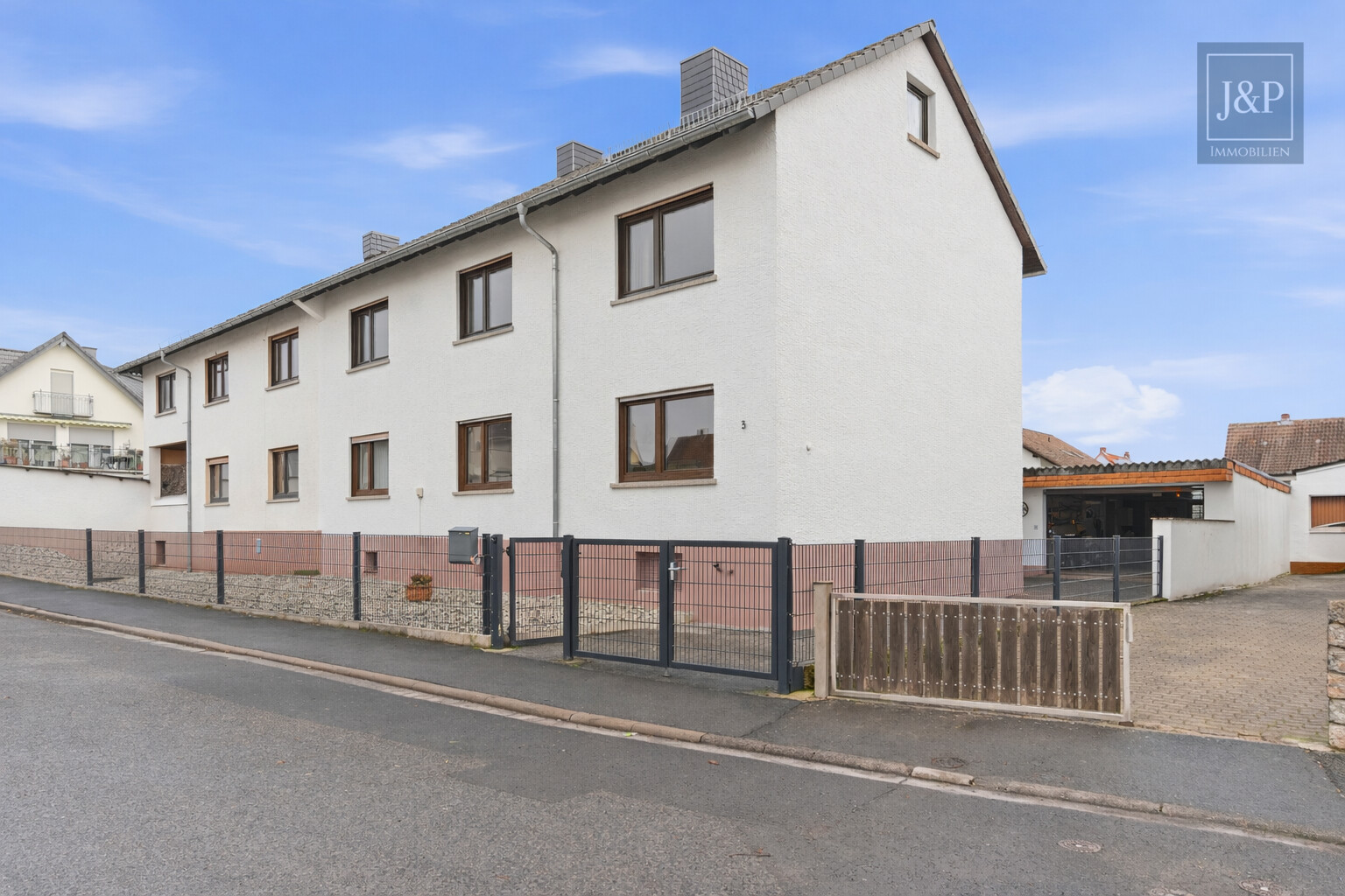 Konstant modernisiertes Zweifamilienhaus mit schönem Grundstück inkl. Nebengebäuden - Aussenansicht