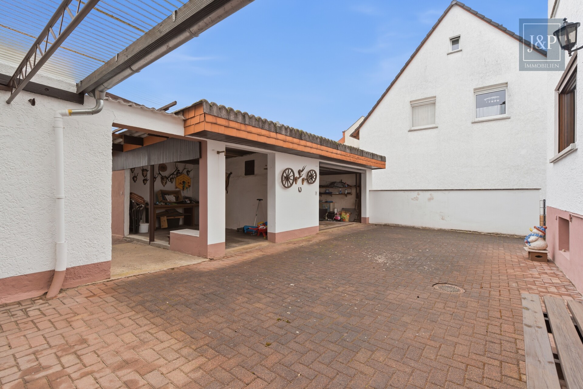 Konstant modernisiertes Zweifamilienhaus mit schönem Grundstück inkl. Nebengebäuden - Aussenansicht