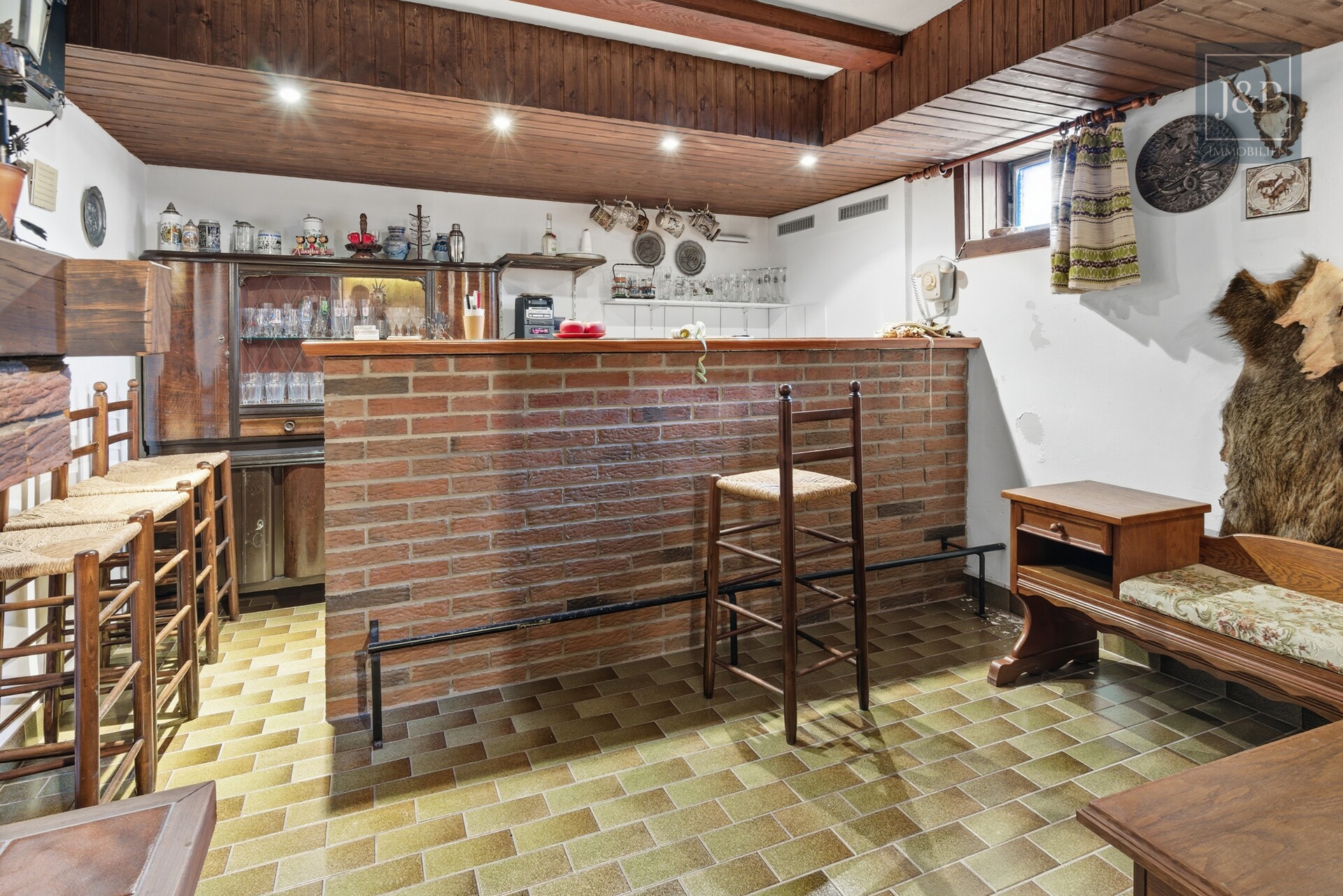 Konstant modernisiertes Zweifamilienhaus mit schönem Grundstück inkl. Nebengebäuden - Kellerbar