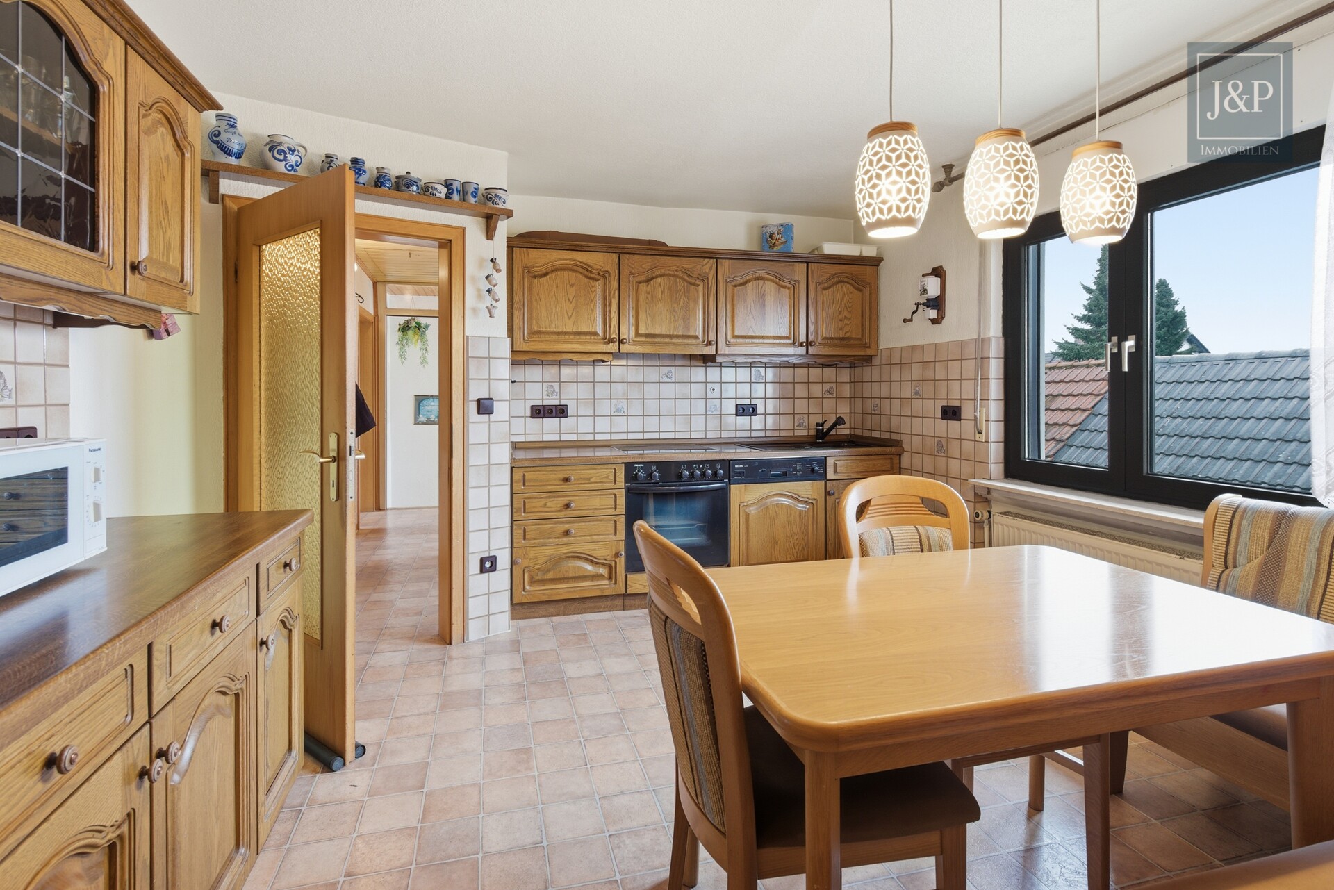 Konstant modernisiertes Zweifamilienhaus mit schönem Grundstück inkl. Nebengebäuden - Küche OG