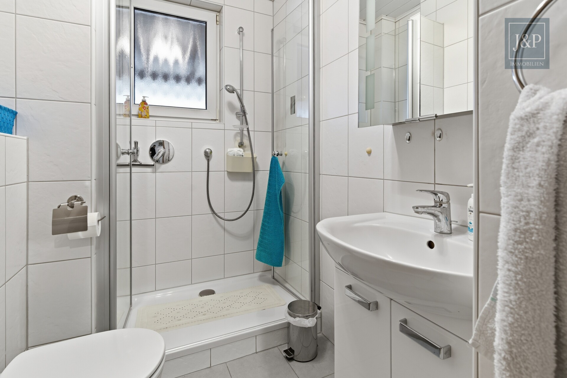 Konstant modernisiertes Zweifamilienhaus mit schönem Grundstück inkl. Nebengebäuden - Badezimmer EG