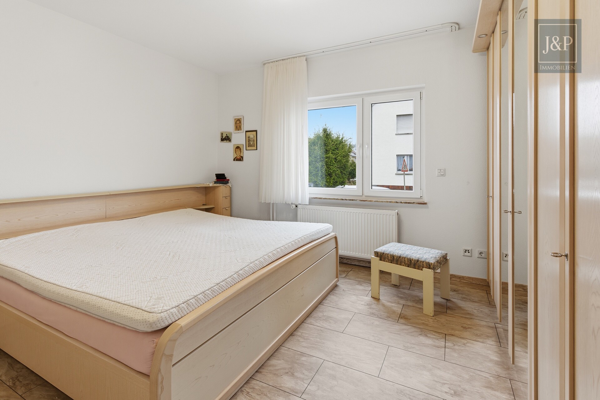 Konstant modernisiertes Zweifamilienhaus mit schönem Grundstück inkl. Nebengebäuden - Schlafzimmer EG