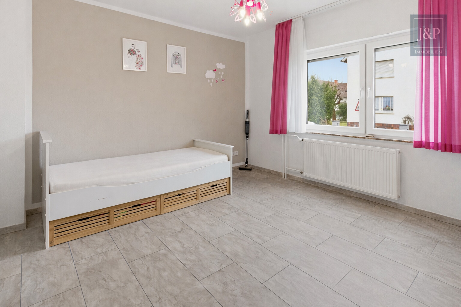 Konstant modernisiertes Zweifamilienhaus mit schönem Grundstück inkl. Nebengebäuden - Kinderzimmer EG