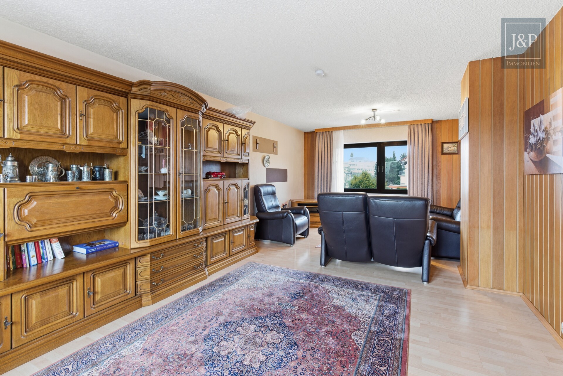 Konstant modernisiertes Zweifamilienhaus mit schönem Grundstück inkl. Nebengebäuden - Wohnzimmer OG