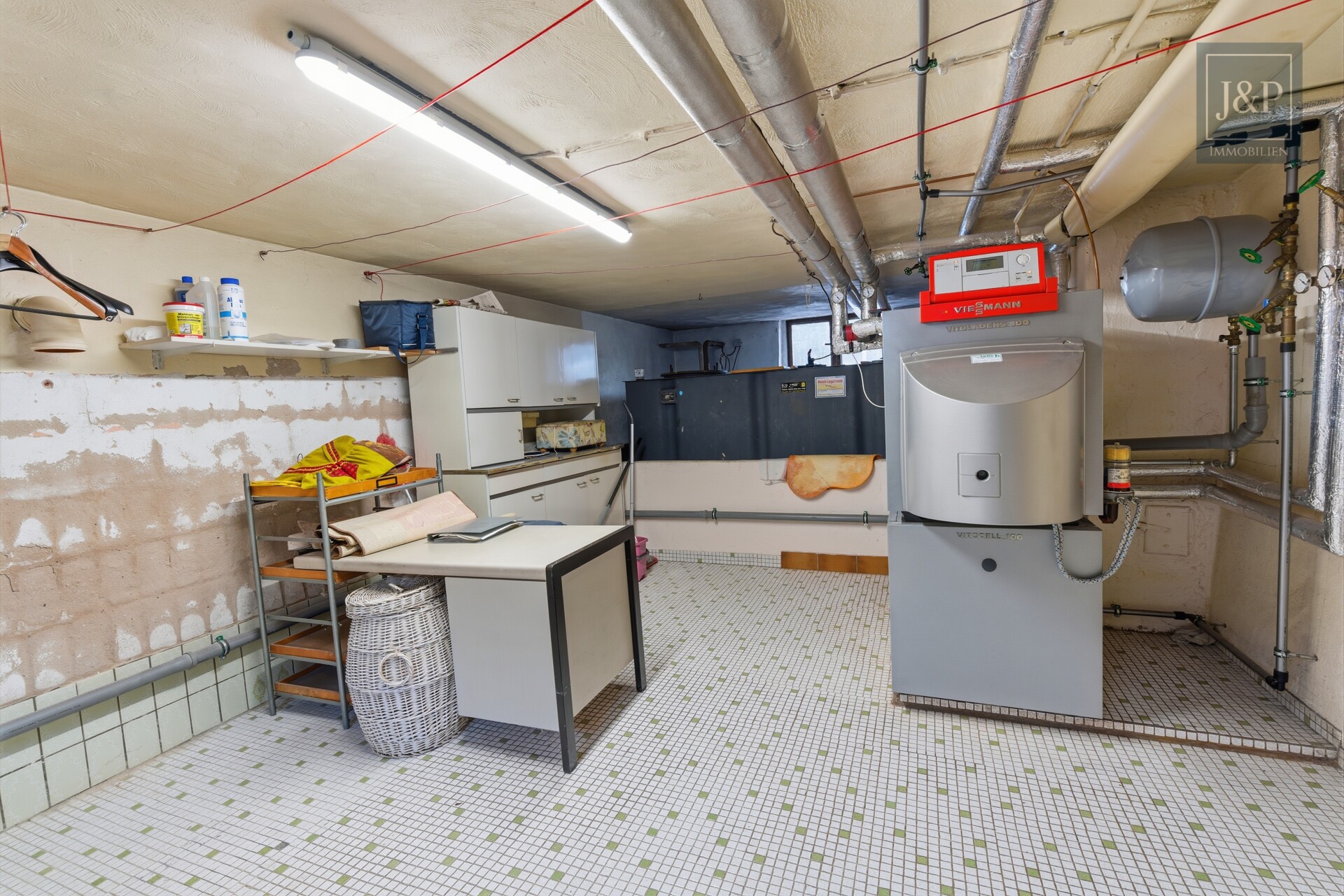 Konstant modernisiertes Zweifamilienhaus mit schönem Grundstück inkl. Nebengebäuden - Heizungsraum