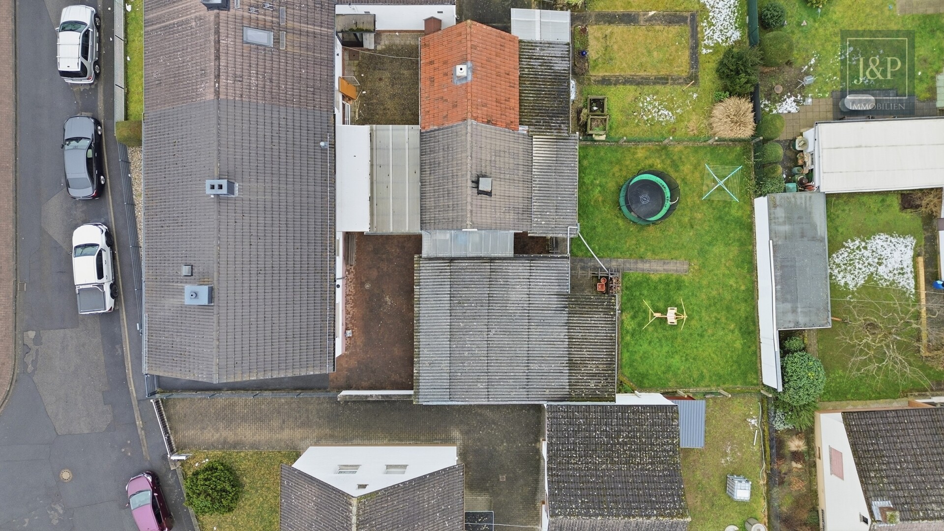 Konstant modernisiertes Zweifamilienhaus mit schönem Grundstück inkl. Nebengebäuden - Vogelperspektive