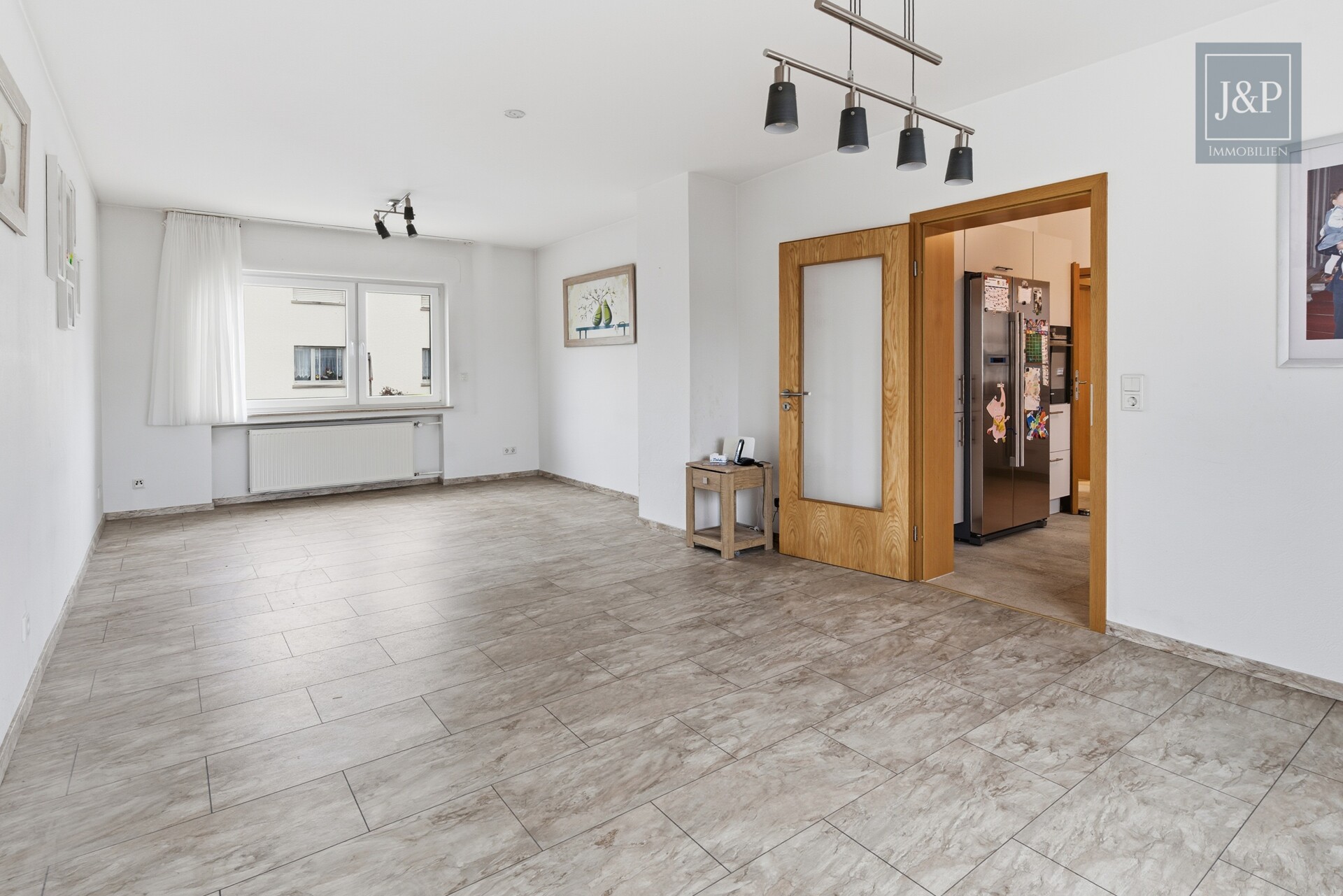 Konstant modernisiertes Zweifamilienhaus mit schönem Grundstück inkl. Nebengebäuden - Wohnzimmer EG