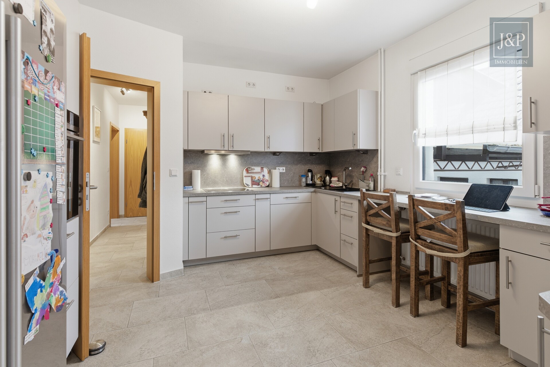 Konstant modernisiertes Zweifamilienhaus mit schönem Grundstück inkl. Nebengebäuden - Küche EG