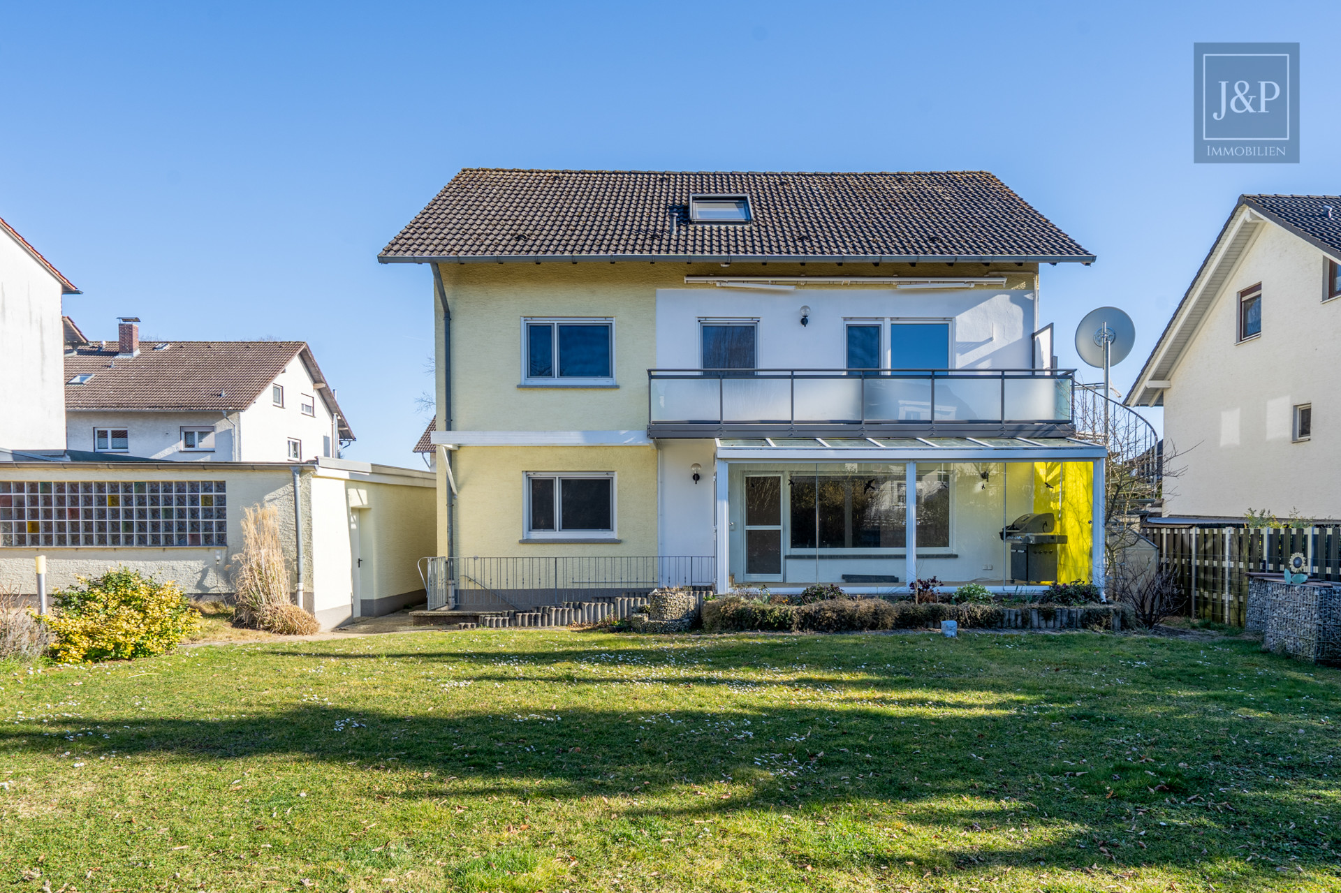 Ein Zuhause für Generationen – modernisiertes Mehrfamilienhaus in zentraler Lage von Bruchköbel! - Außenansicht