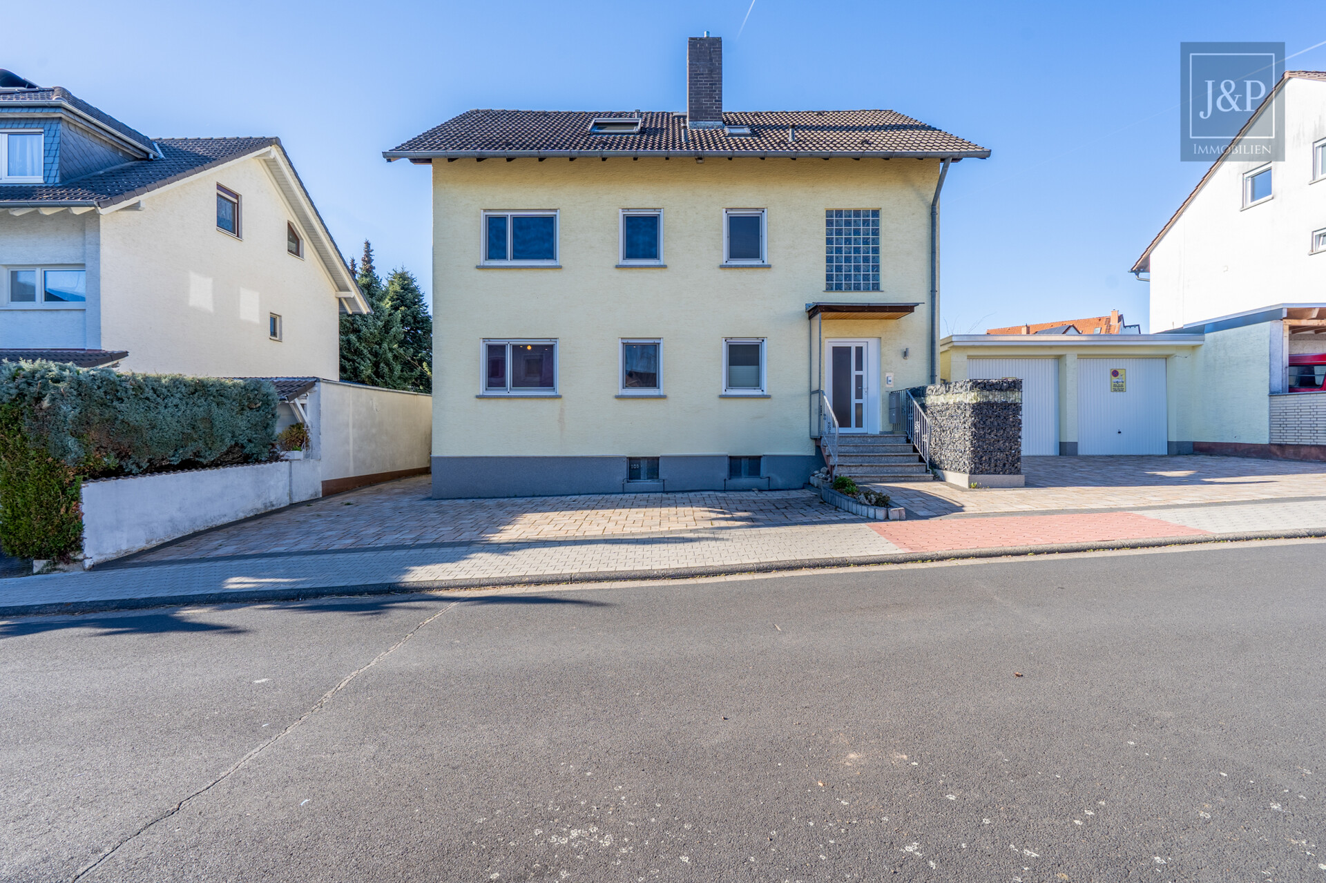 Ein Zuhause für Generationen – modernisiertes Mehrfamilienhaus in zentraler Lage von Bruchköbel! - Außenansicht