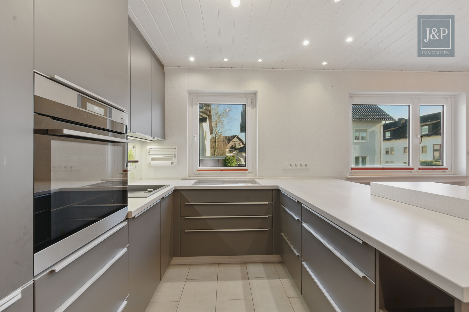 Ein Zuhause für Generationen – modernisiertes Mehrfamilienhaus in zentraler Lage von Bruchköbel! - Photo_003