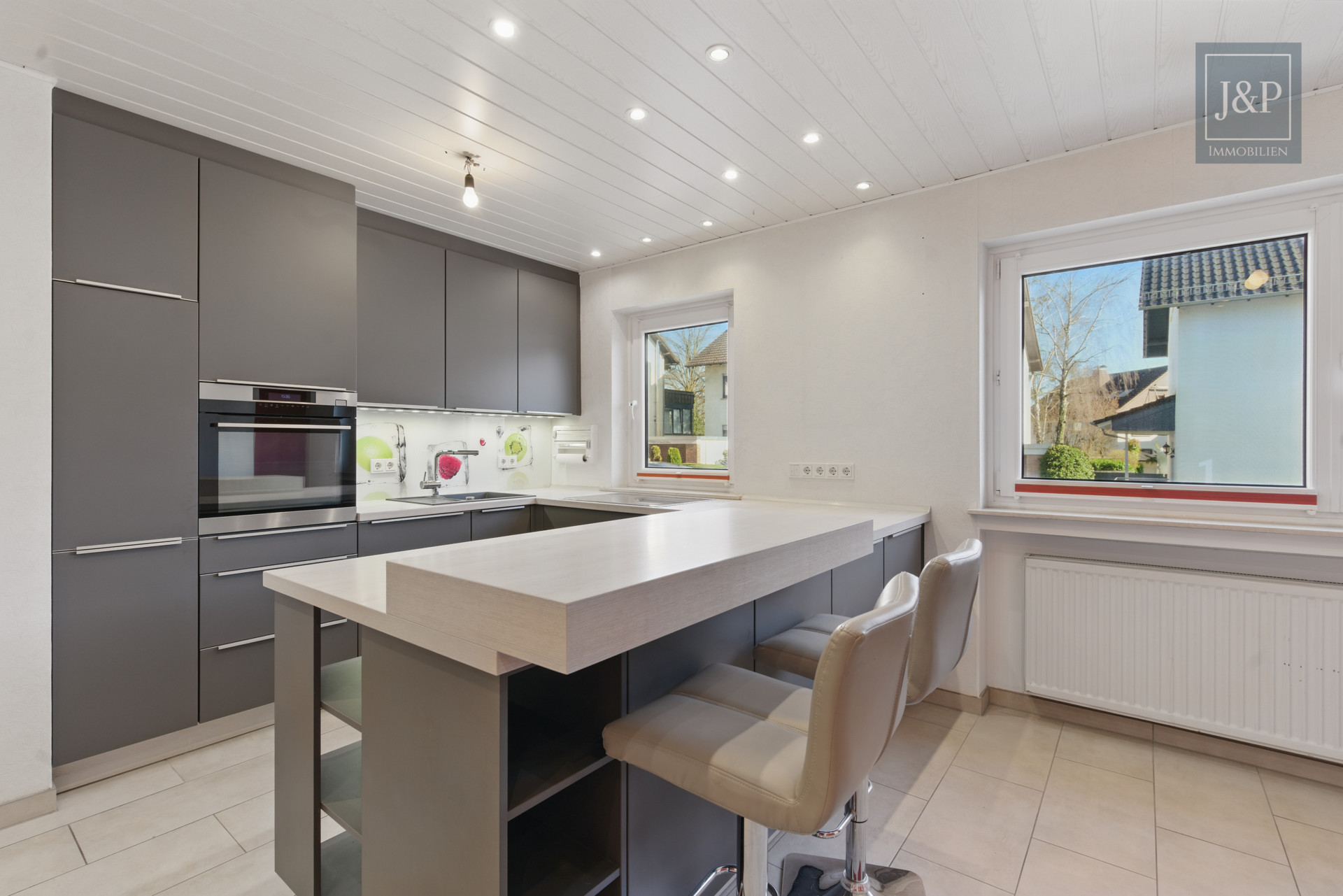 Ein Zuhause für Generationen – modernisiertes Mehrfamilienhaus in zentraler Lage von Bruchköbel! - Küche EG