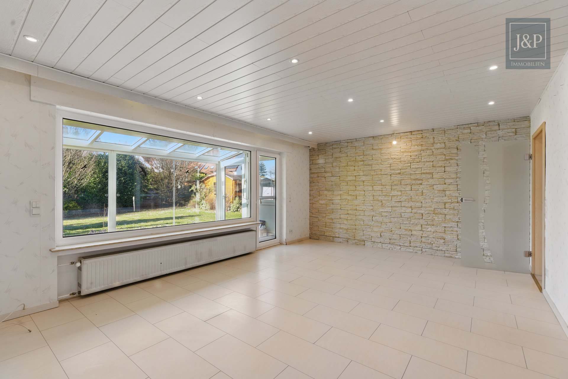 Ein Zuhause für Generationen – modernisiertes Mehrfamilienhaus in zentraler Lage von Bruchköbel! - Wohnzimmer EG