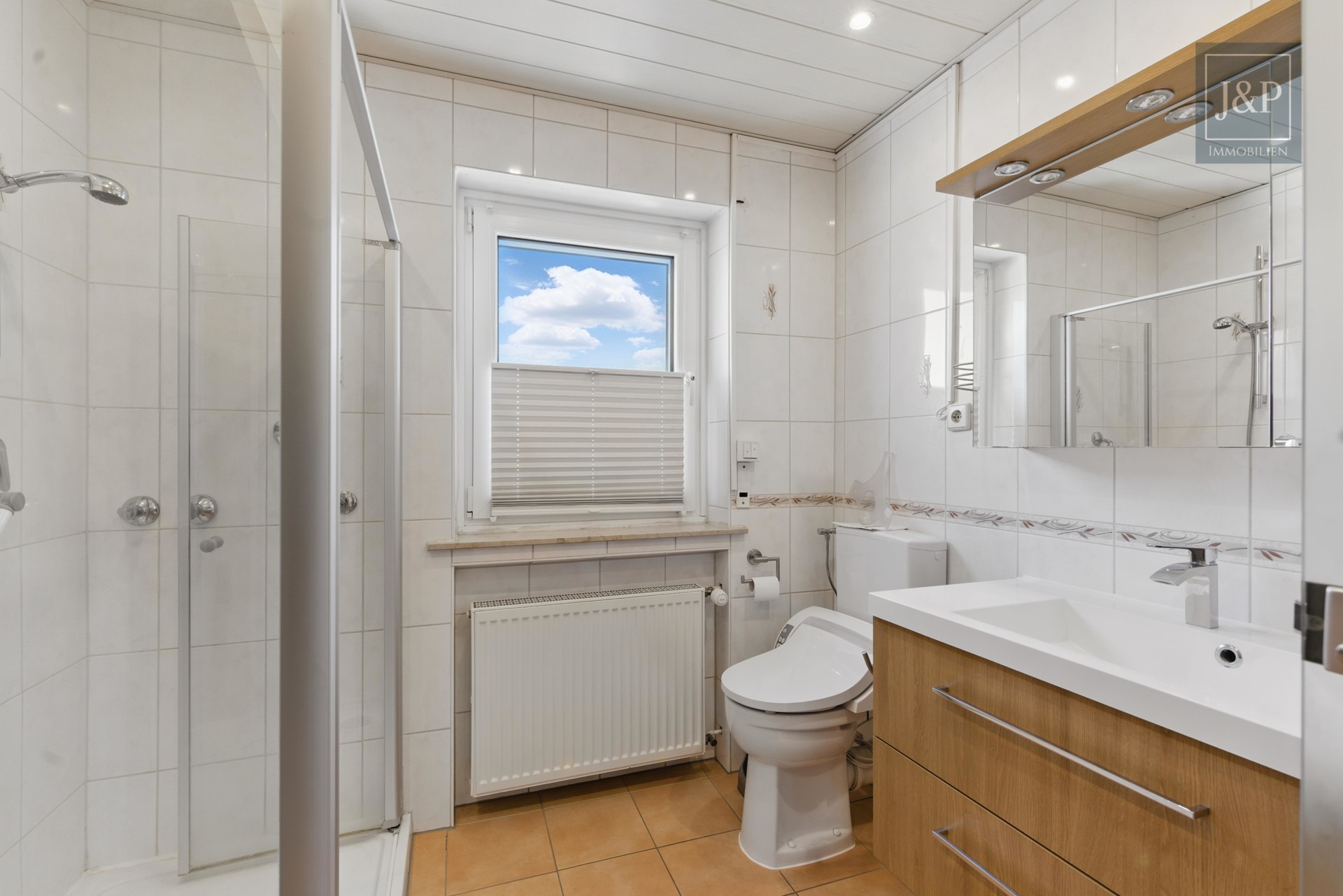 Ein Zuhause für Generationen – modernisiertes Mehrfamilienhaus in zentraler Lage von Bruchköbel! - Badezimmer EG