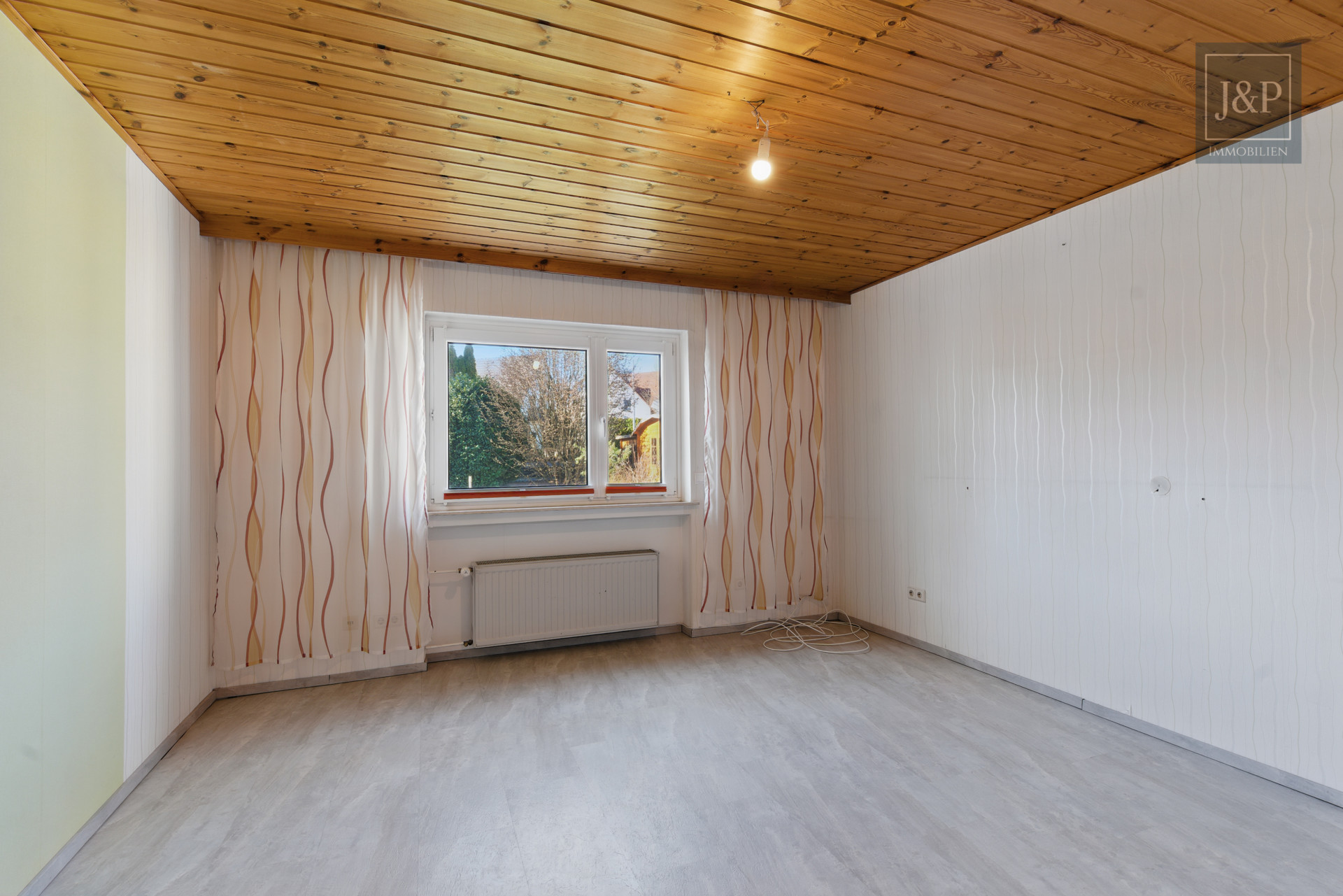 Ein Zuhause für Generationen – modernisiertes Mehrfamilienhaus in zentraler Lage von Bruchköbel! - Schlafzimmer EG