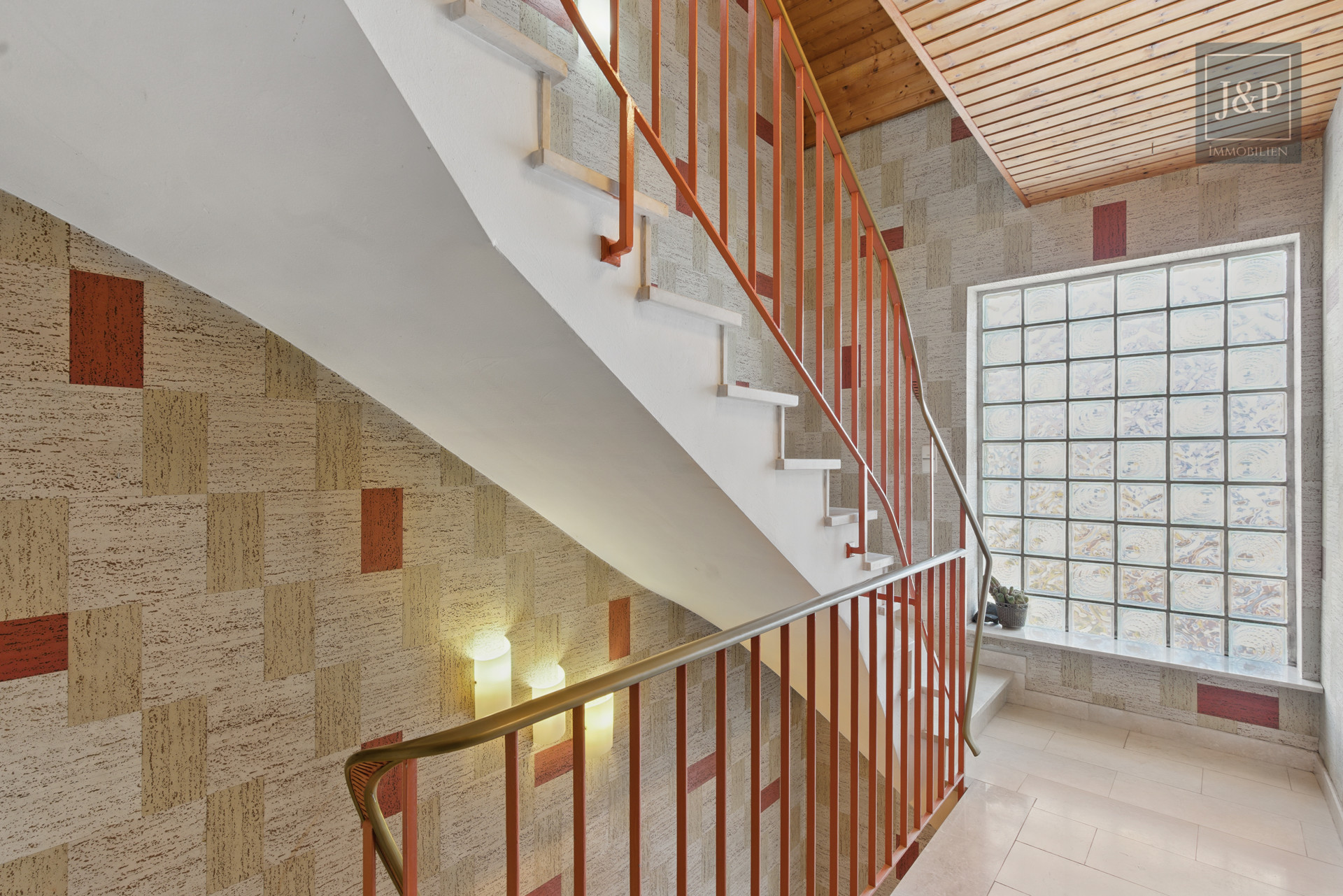 Ein Zuhause für Generationen – modernisiertes Mehrfamilienhaus in zentraler Lage von Bruchköbel! - Treppenhaus