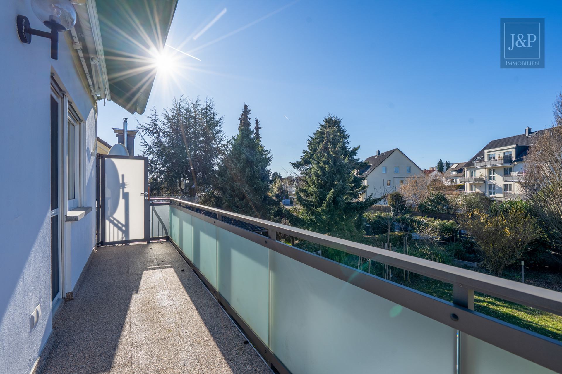 Ein Zuhause für Generationen – modernisiertes Mehrfamilienhaus in zentraler Lage von Bruchköbel! - Balkon