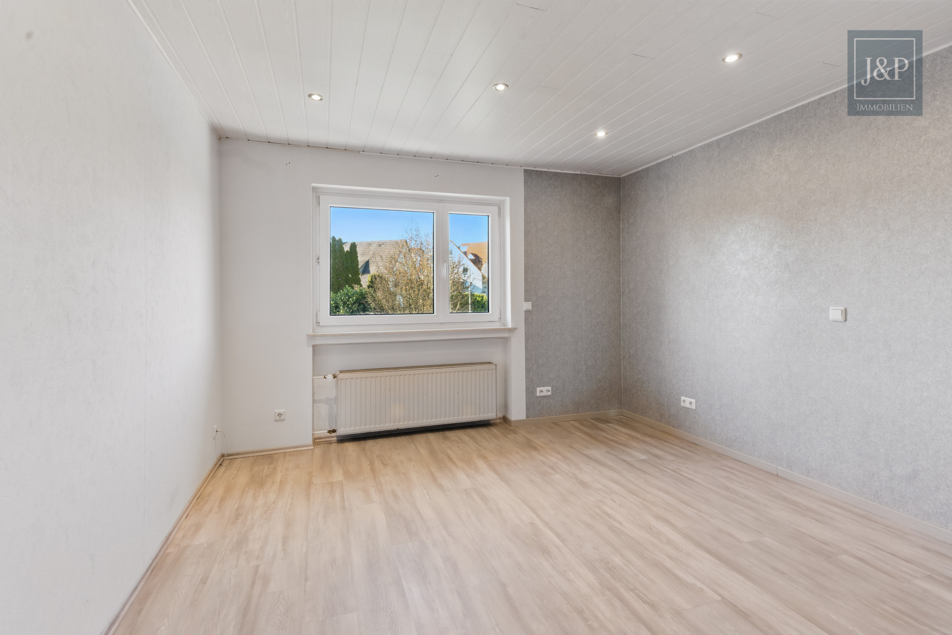 Ein Zuhause für Generationen – modernisiertes Mehrfamilienhaus in zentraler Lage von Bruchköbel! - Schlafzimmer 1.OG