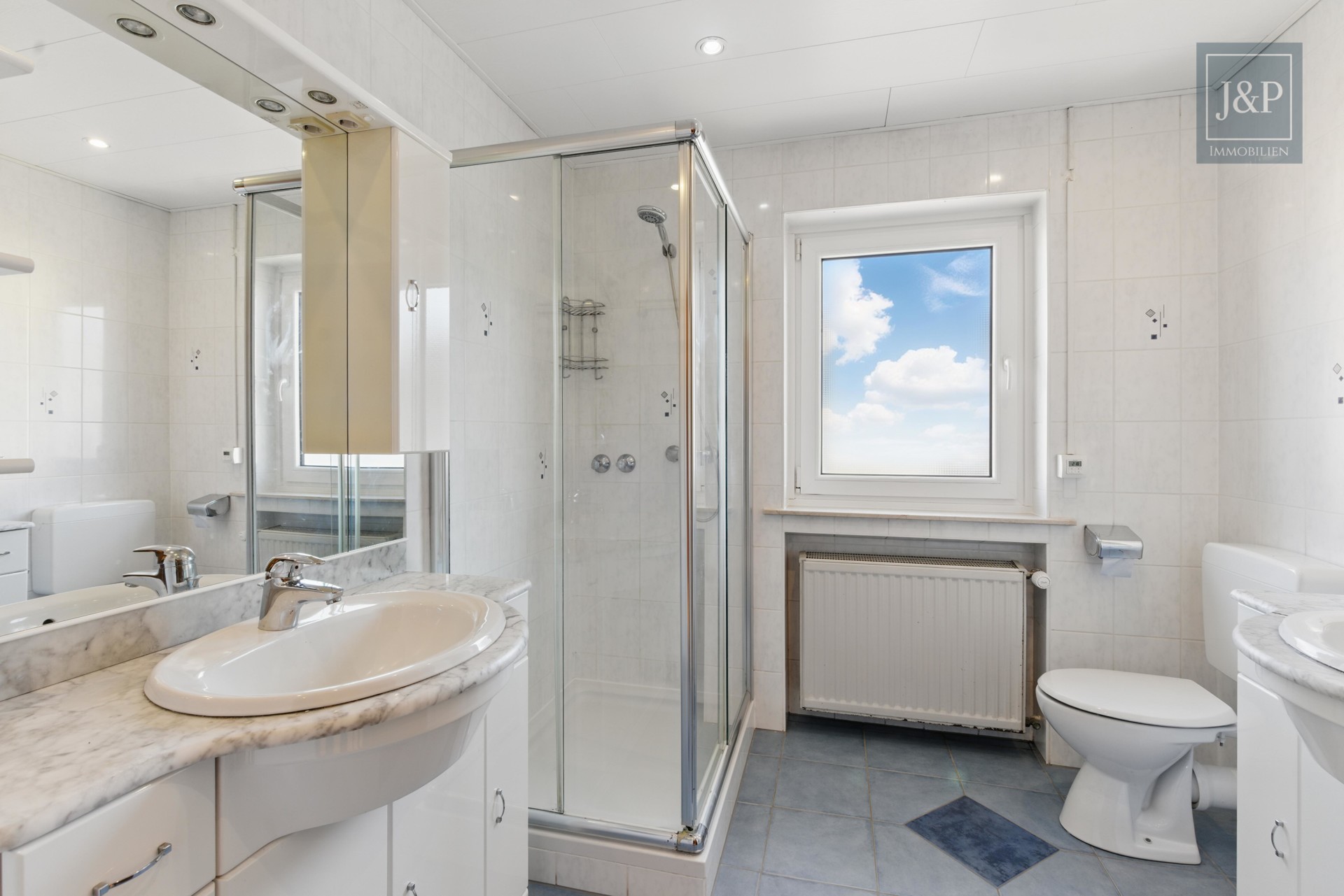 Ein Zuhause für Generationen – modernisiertes Mehrfamilienhaus in zentraler Lage von Bruchköbel! - Badezimmer 1.OG