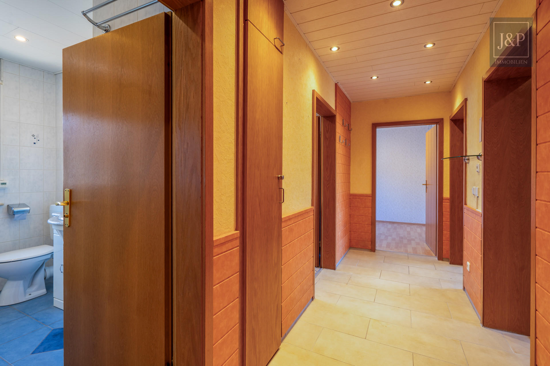 Ein Zuhause für Generationen – modernisiertes Mehrfamilienhaus in zentraler Lage von Bruchköbel! - Flur 1.OG