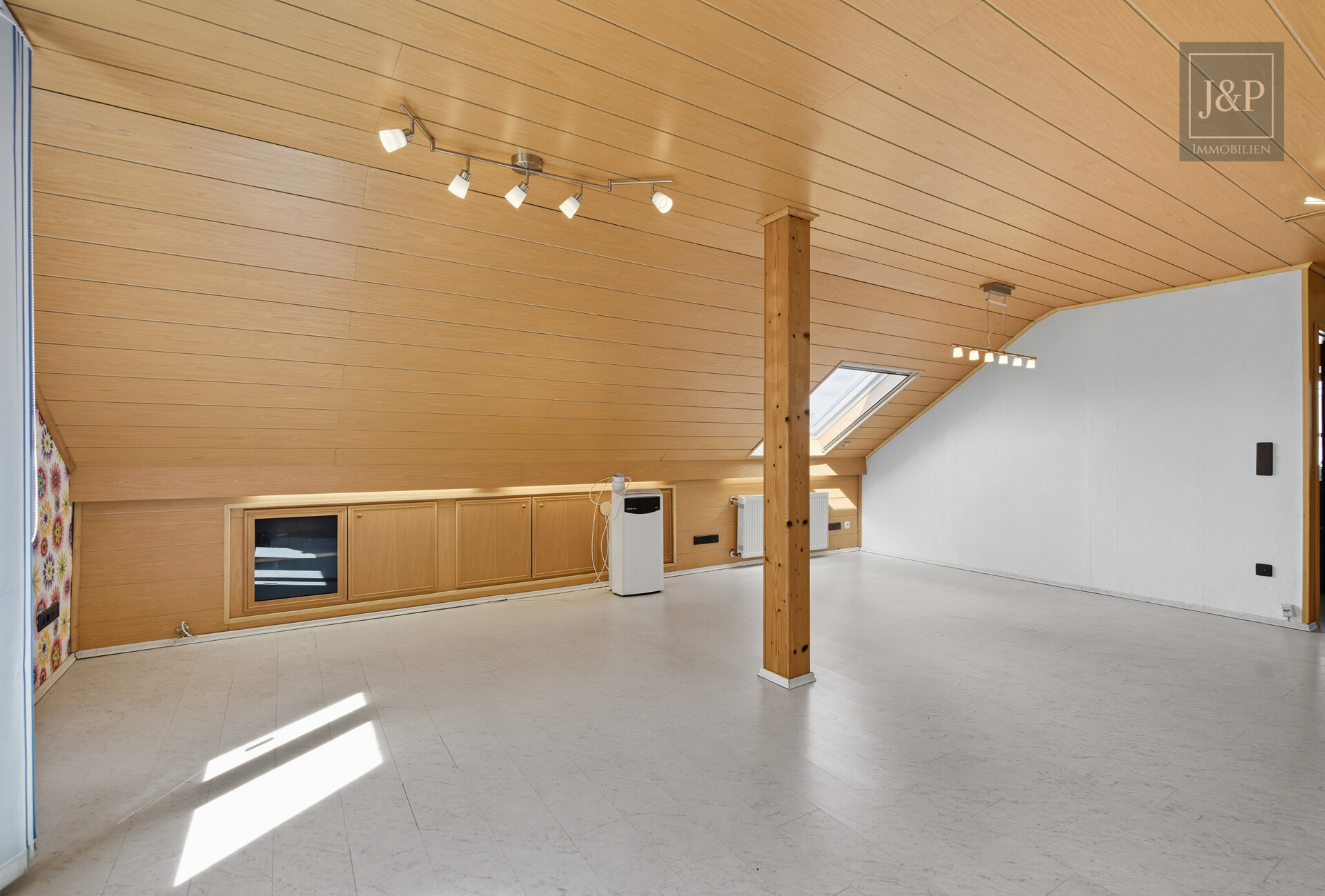 Ein Zuhause für Generationen – modernisiertes Mehrfamilienhaus in zentraler Lage von Bruchköbel! - DG-Wohnung