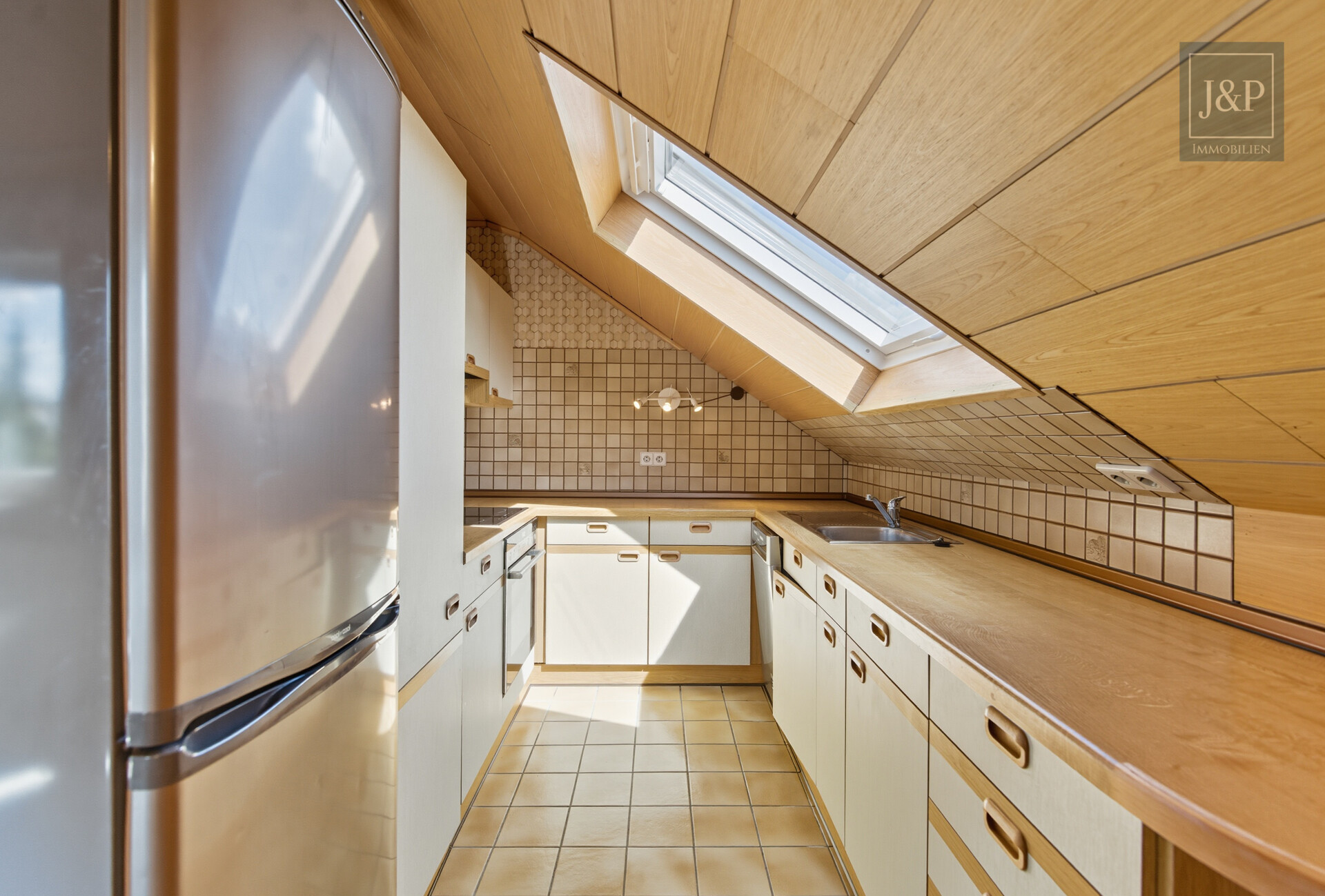 Ein Zuhause für Generationen – modernisiertes Mehrfamilienhaus in zentraler Lage von Bruchköbel! - DG-Wohnung