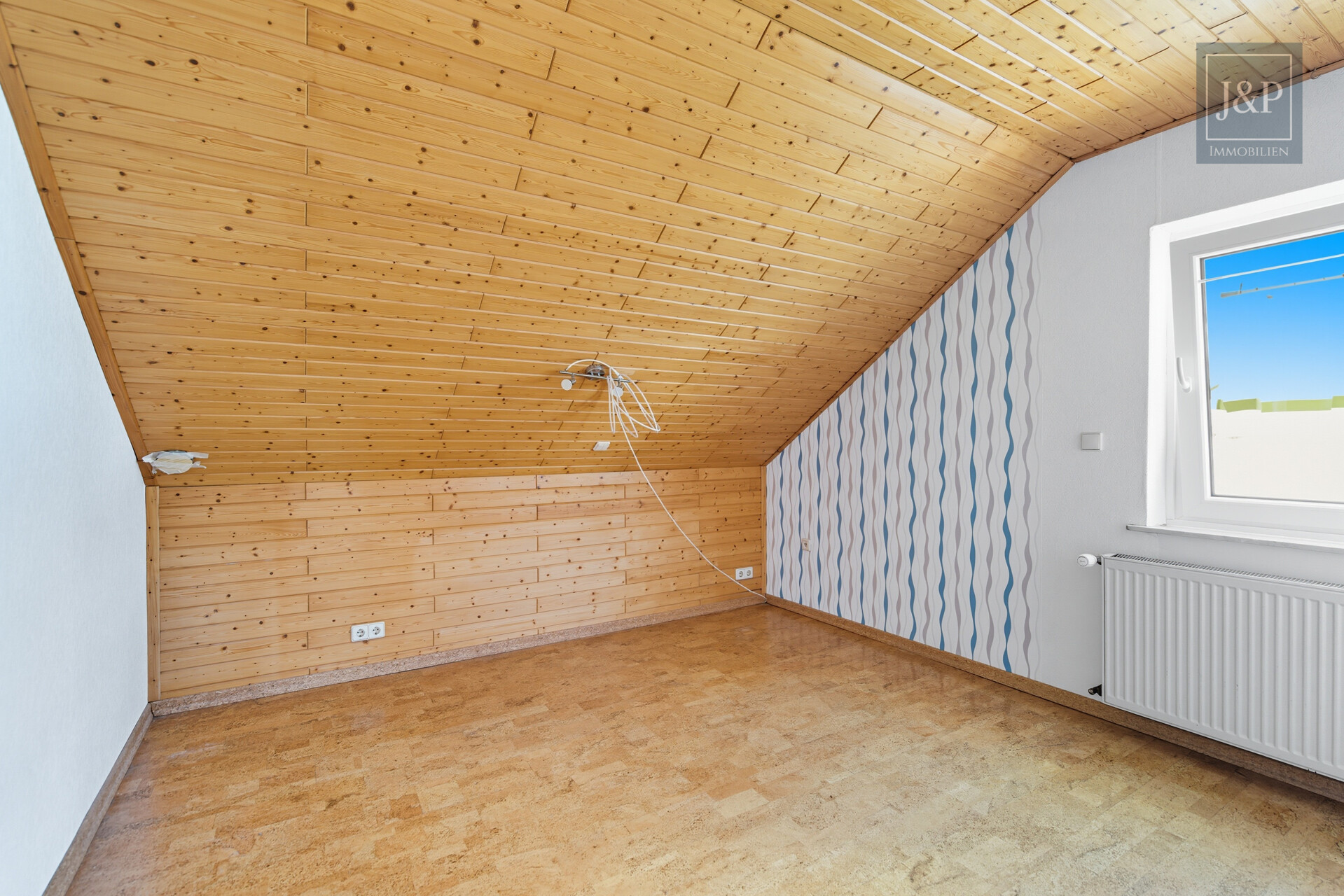 Ein Zuhause für Generationen – modernisiertes Mehrfamilienhaus in zentraler Lage von Bruchköbel! - DG-Wohnung