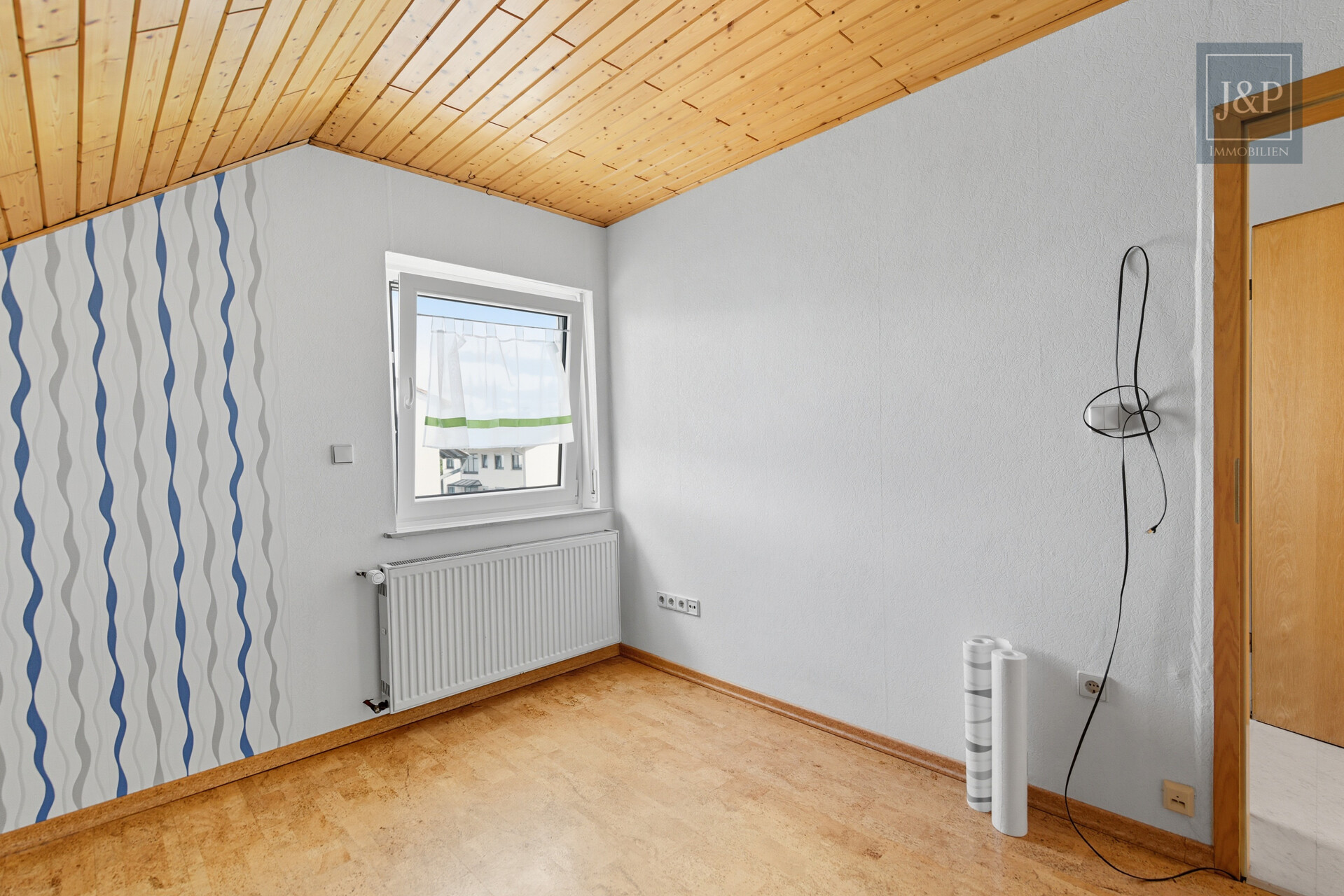 Ein Zuhause für Generationen – modernisiertes Mehrfamilienhaus in zentraler Lage von Bruchköbel! - DG-Wohnung