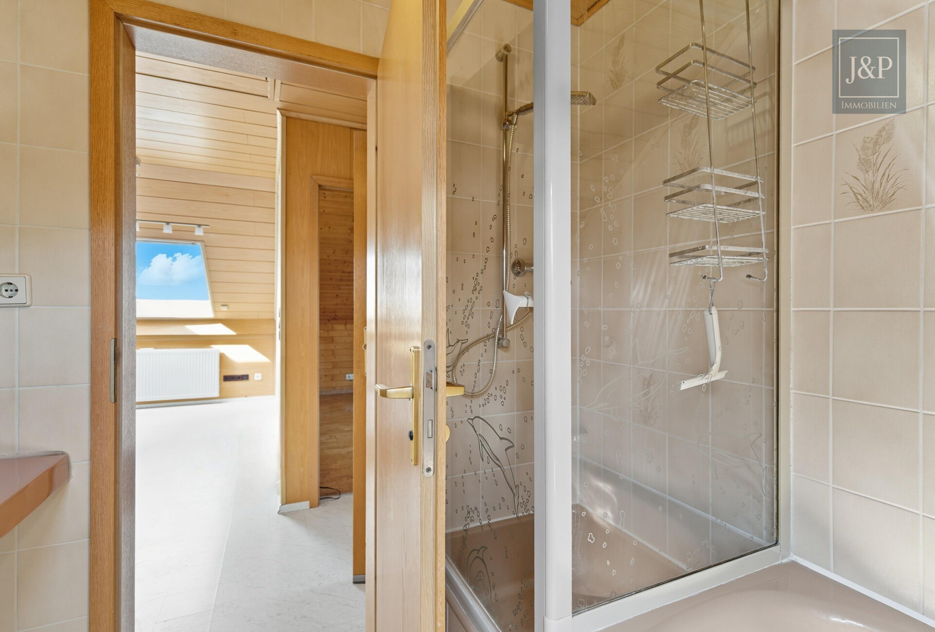 Ein Zuhause für Generationen – modernisiertes Mehrfamilienhaus in zentraler Lage von Bruchköbel! - DG-Wohnung