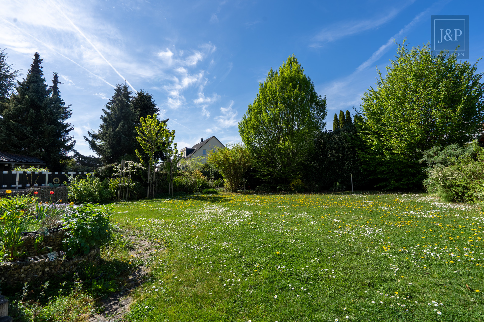 Ein Zuhause für Generationen – modernisiertes Mehrfamilienhaus in zentraler Lage von Bruchköbel! - Garten