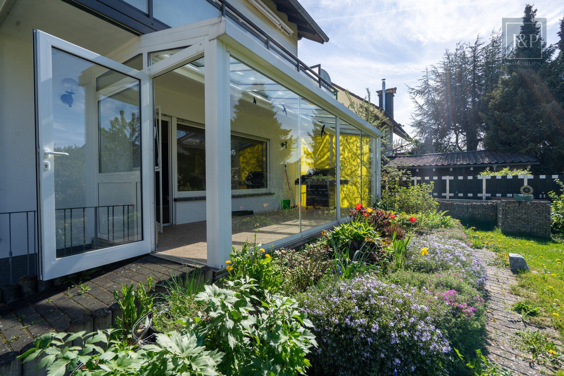 Ein Zuhause für Generationen – modernisiertes Mehrfamilienhaus in zentraler Lage von Bruchköbel! - Wintergarten