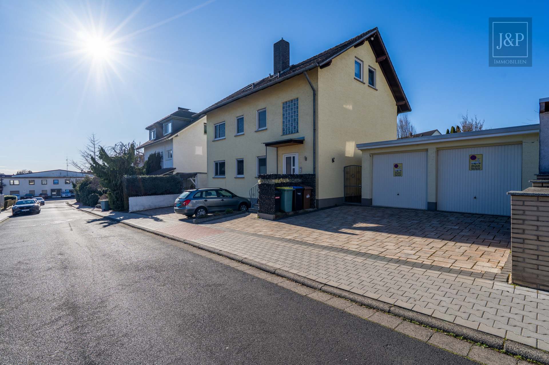 Ein Zuhause für Generationen – modernisiertes Mehrfamilienhaus in zentraler Lage von Bruchköbel! - Außenansicht