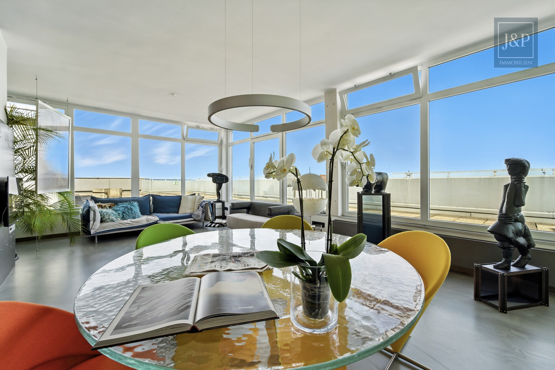 Luxus über den Dächern Eschborns - exklusives Architekten-Penthouse mit spektakulärem Ausblick - Essbereich