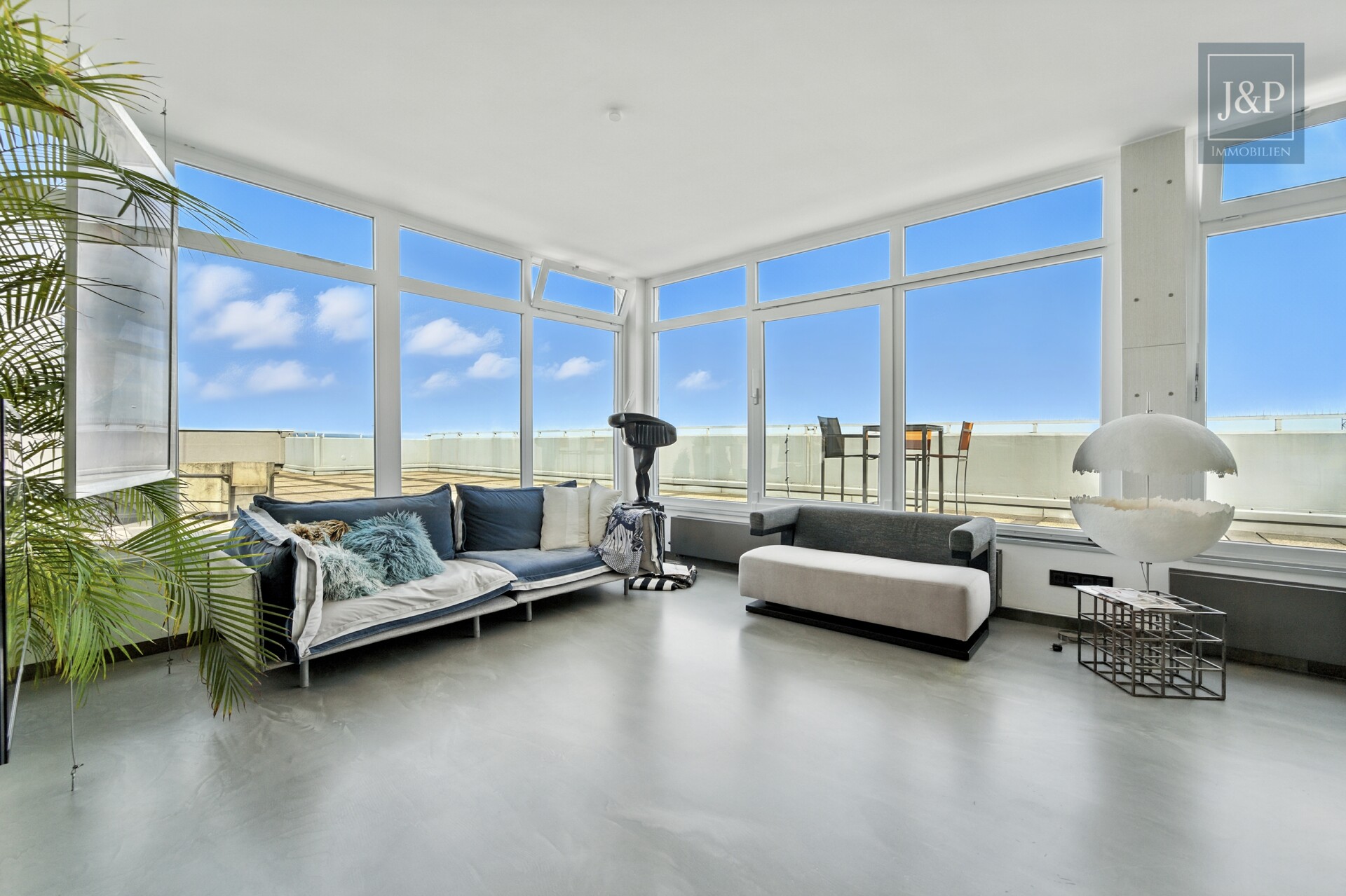 Luxus über den Dächern Eschborns - exklusives Architekten-Penthouse mit spektakulärem Ausblick - Wohnbereich