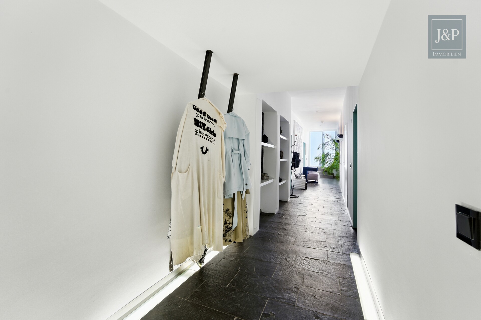 Luxus über den Dächern Eschborns - exklusives Architekten-Penthouse mit spektakulärem Ausblick - Flur