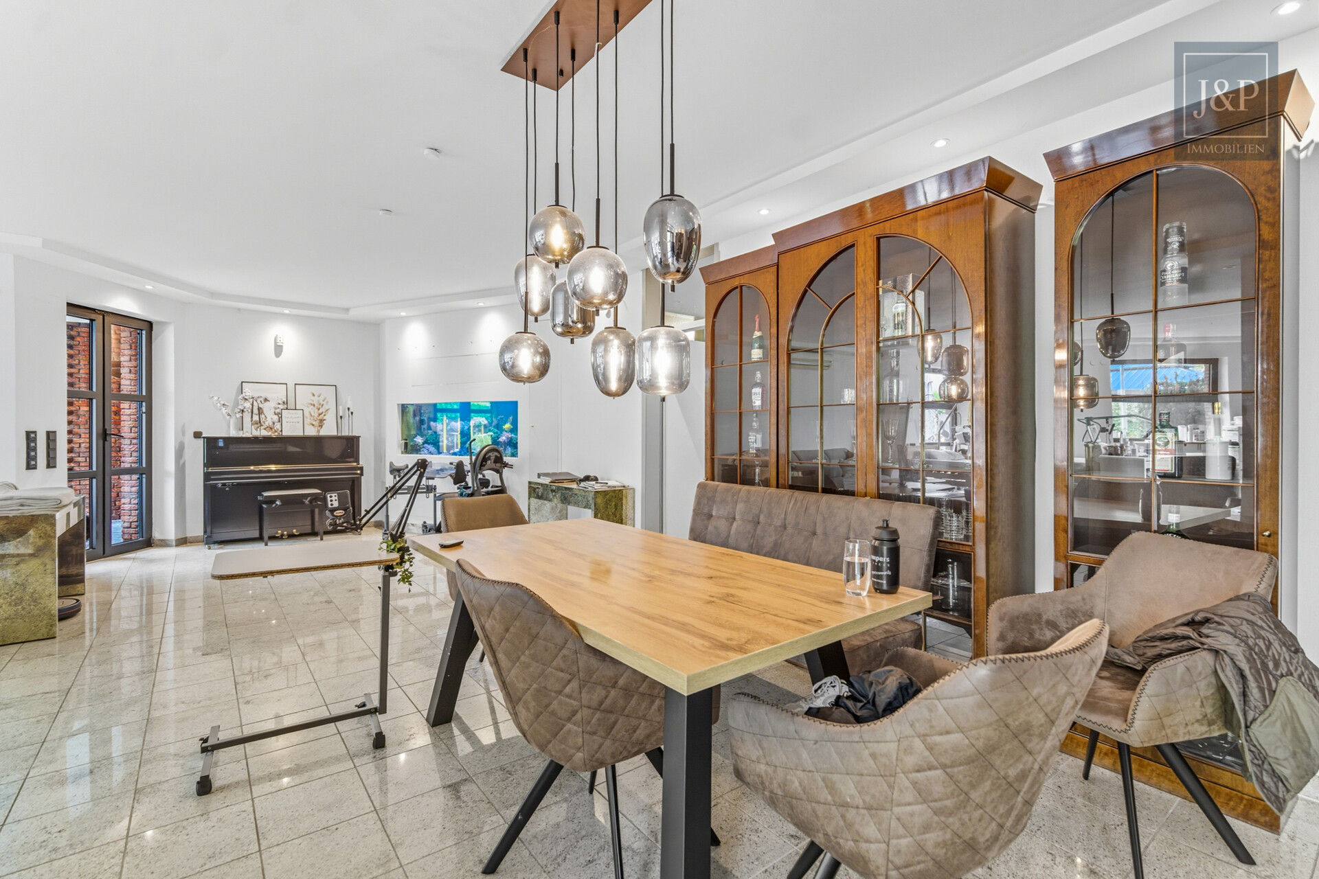 Repräsentativer Bungalow im Villenviertel von Langen – modernisiert und vielseitig nutzbar! - Wohnzimmer