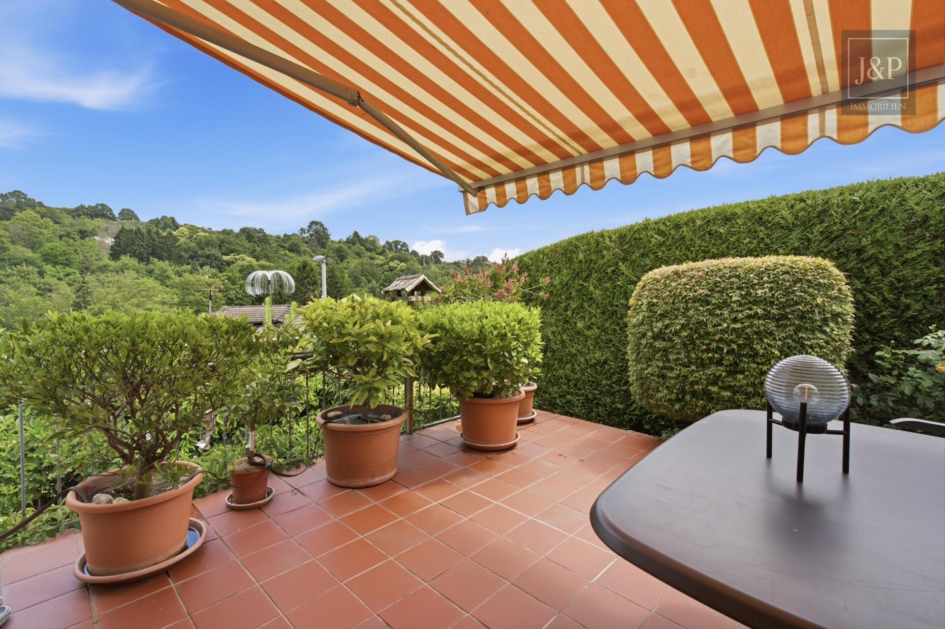 Modernes Familienzuhause im Bungalowstil mit Terrasse, Garten & 3 Garagen - Terrasse