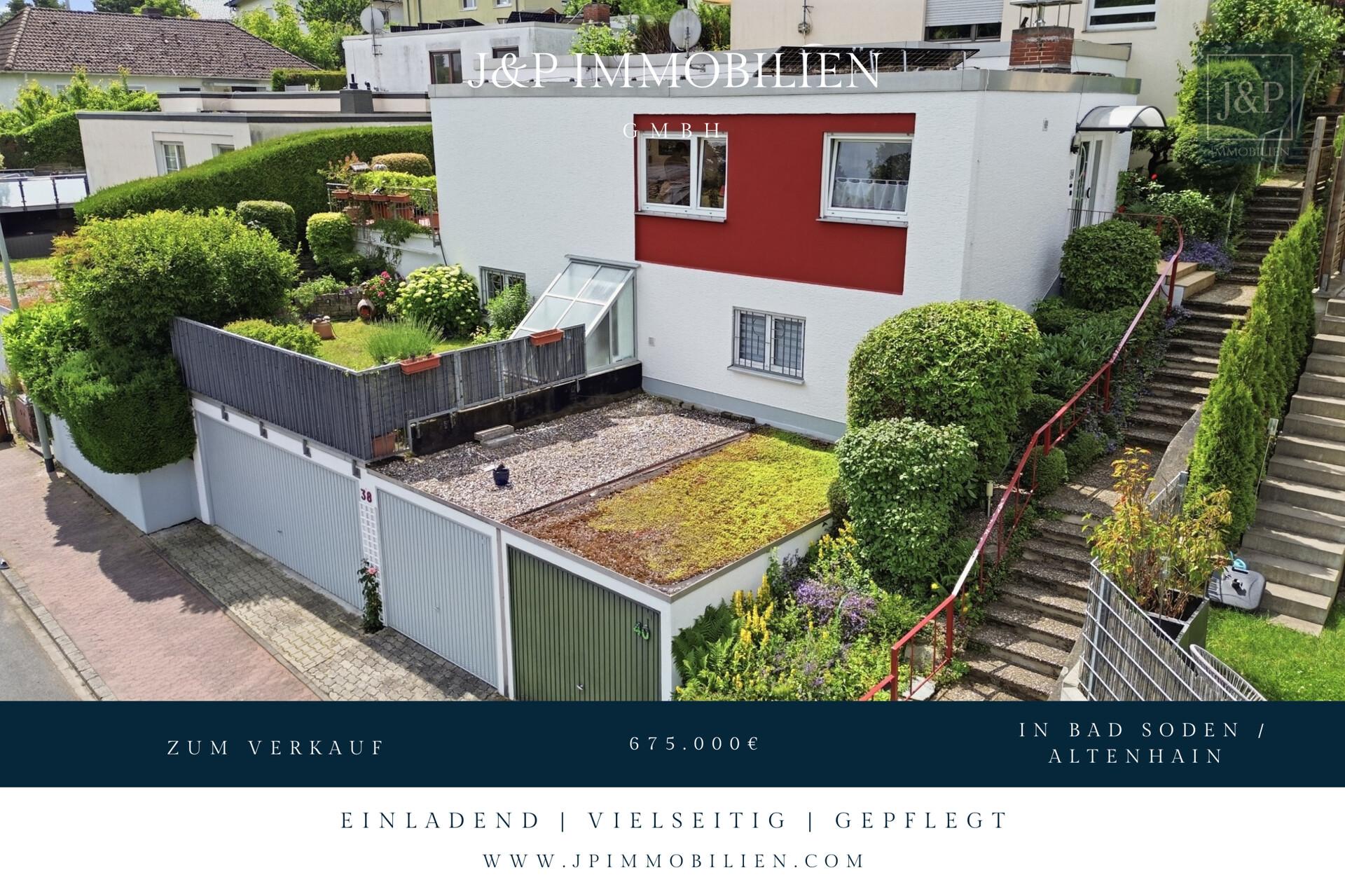 Modernes Familienzuhause im Bungalowstil mit Terrasse, Garten & 3 Garagen - Titelbild