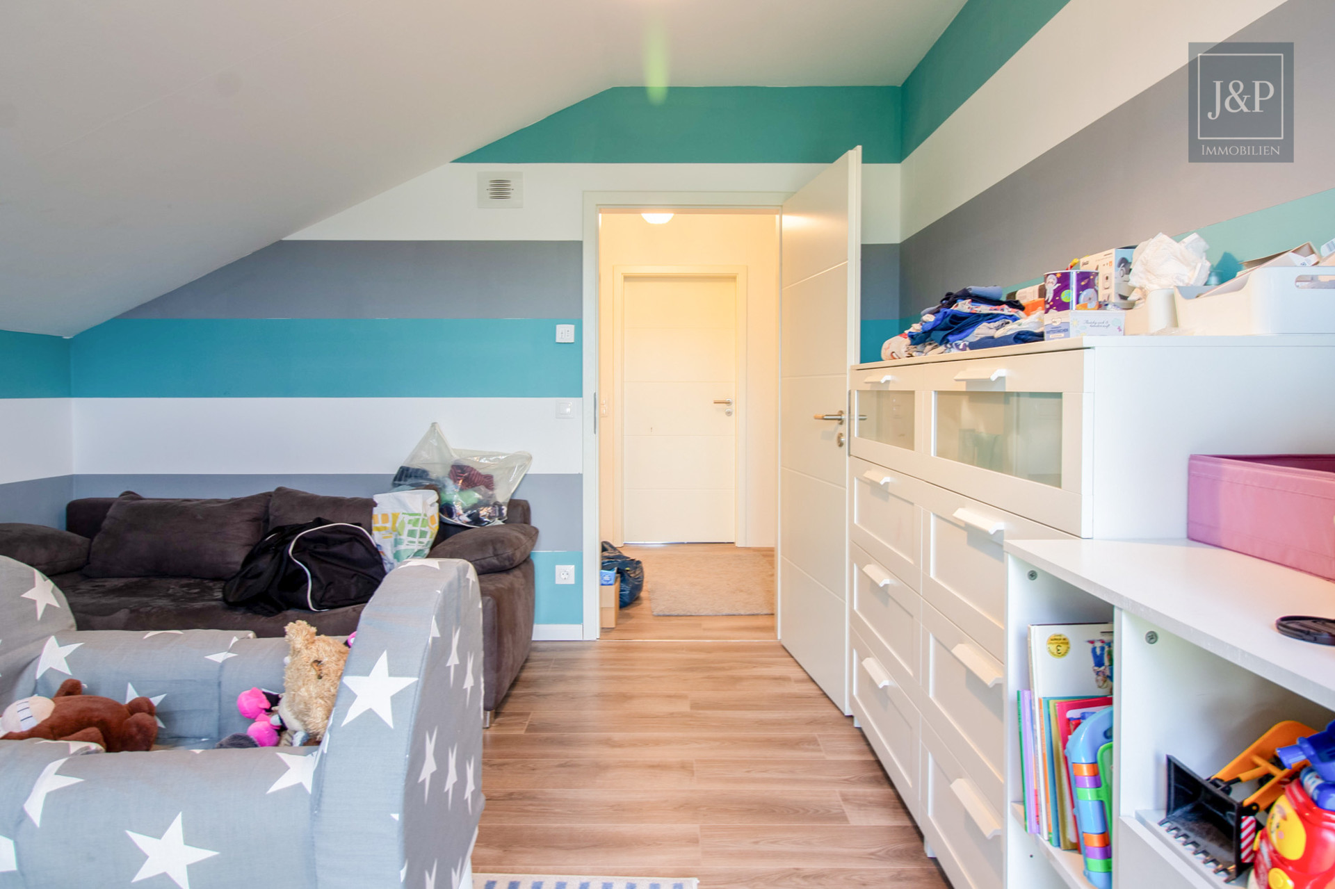 Neuwertiges Traumhaus mit PV-Anlage & Luft-Luft-Wärmepumpe! - Kinderzimmer