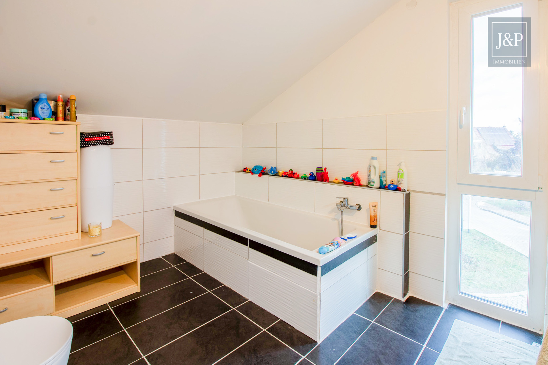 Neuwertiges Traumhaus mit PV-Anlage & Luft-Luft-Wärmepumpe! - Badezimmer