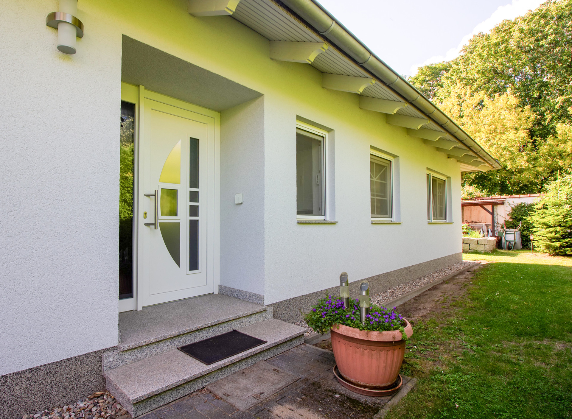 Modernes und energieeffizientes Bungalow mit Wärmpepumpe, Fußbodenheizung, Kamin und Doppelcarport - Haustür