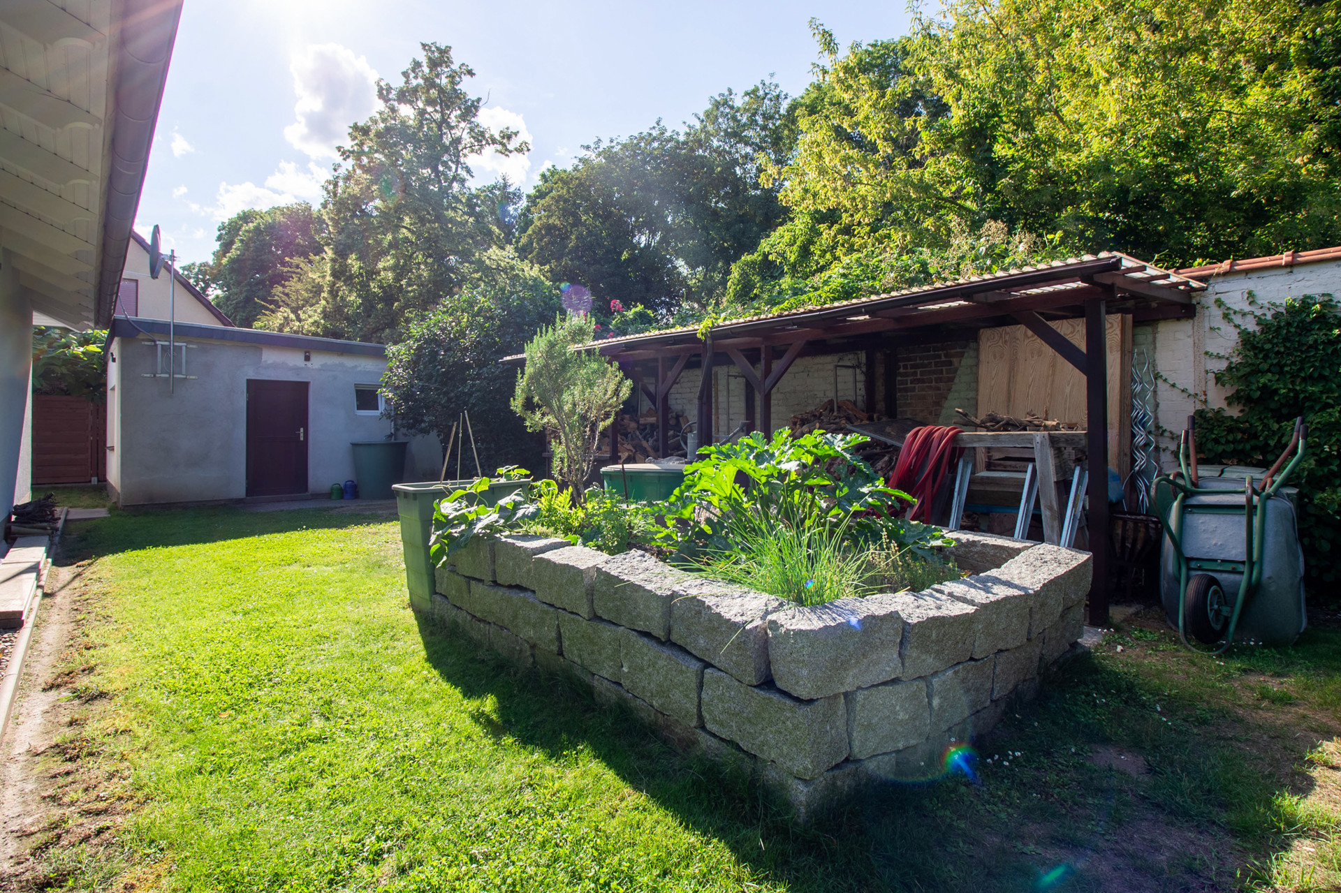 Modernes und energieeffizientes Bungalow mit Wärmpepumpe, Fußbodenheizung, Kamin und Doppelcarport - Schuppen