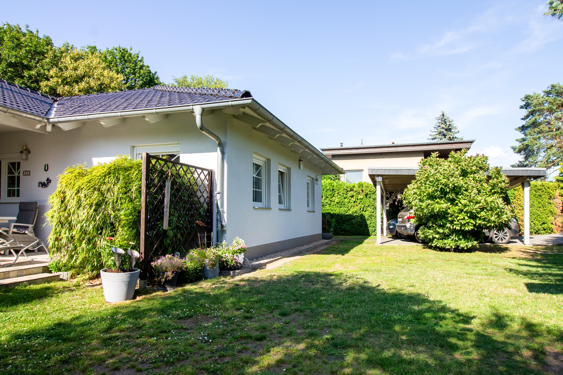 Modernes und energieeffizientes Bungalow mit Wärmpepumpe, Fußbodenheizung, Kamin und Doppelcarport - Garten